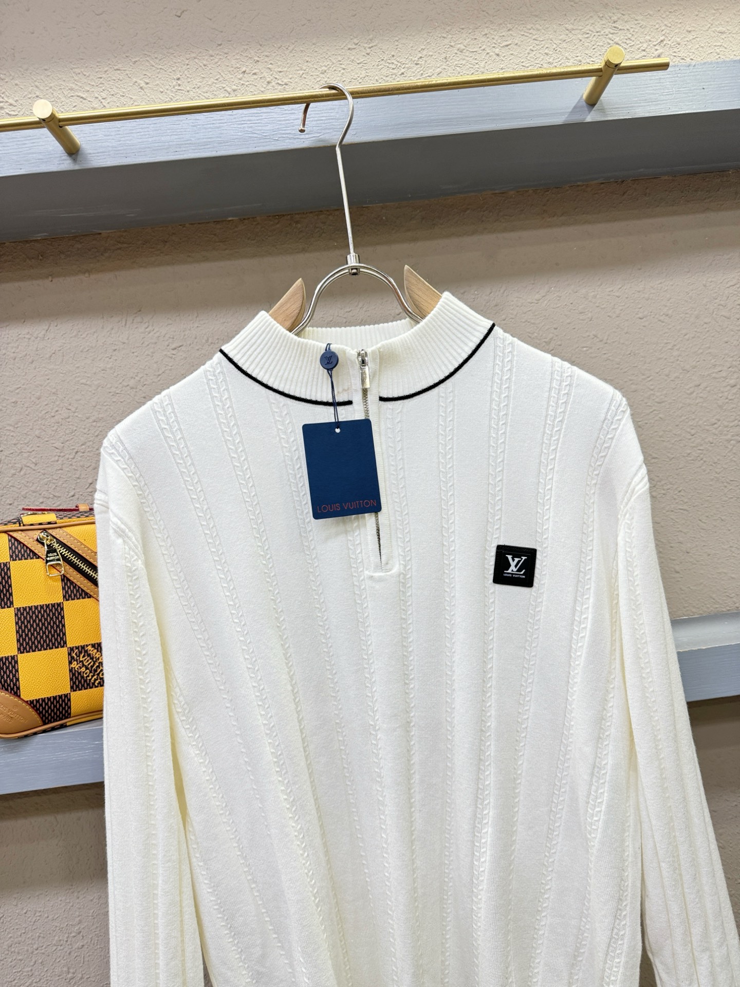 LV路易威登 2025新款毛衣，胸前logo设计！贸易公司渠道稀出，同步官网发售！秋冬系列经典设计！此款