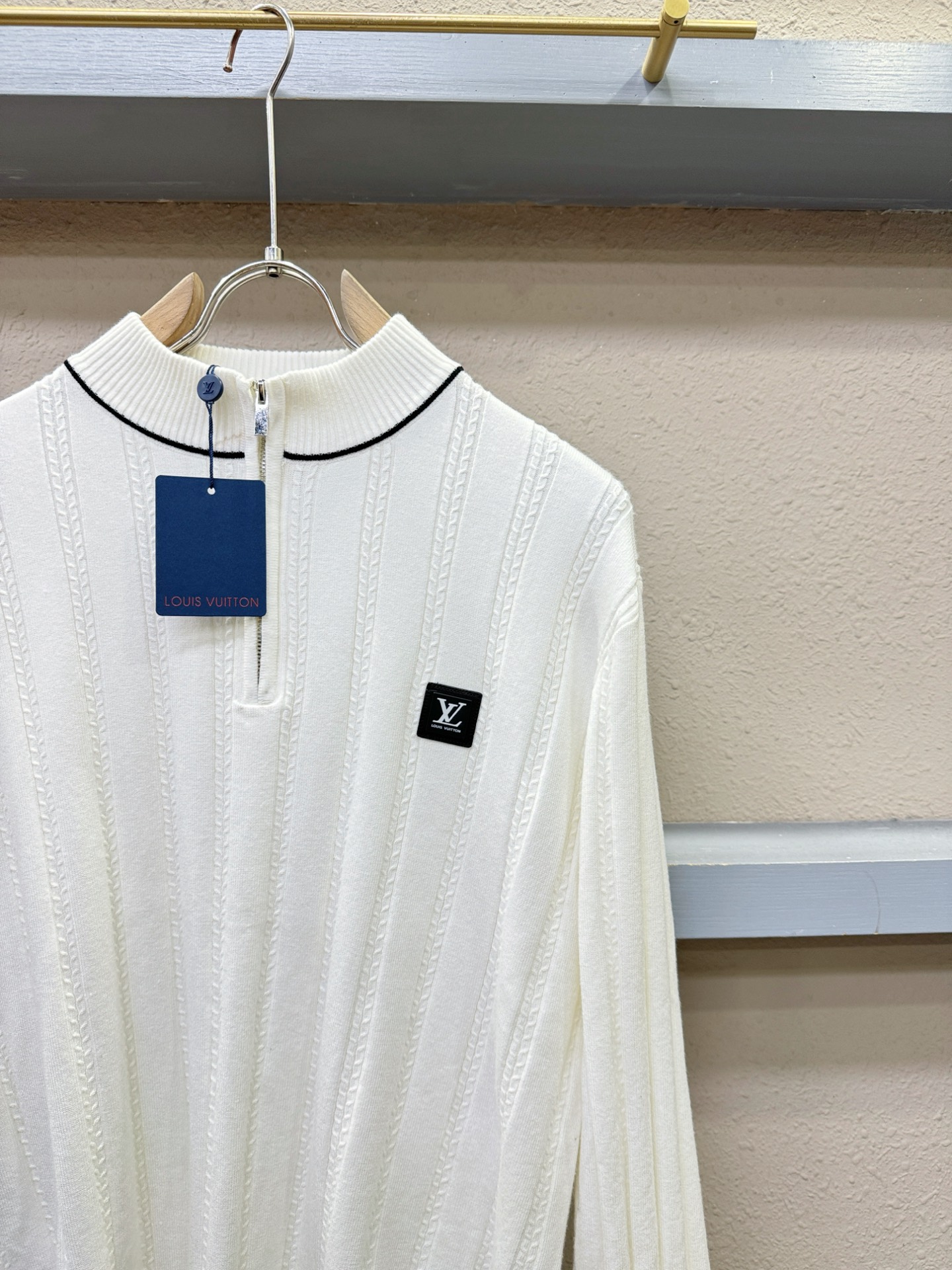 LV路易威登 2025新款毛衣，胸前logo设计！贸易公司渠道稀出，同步官网发售！秋冬系列经典设计！此款