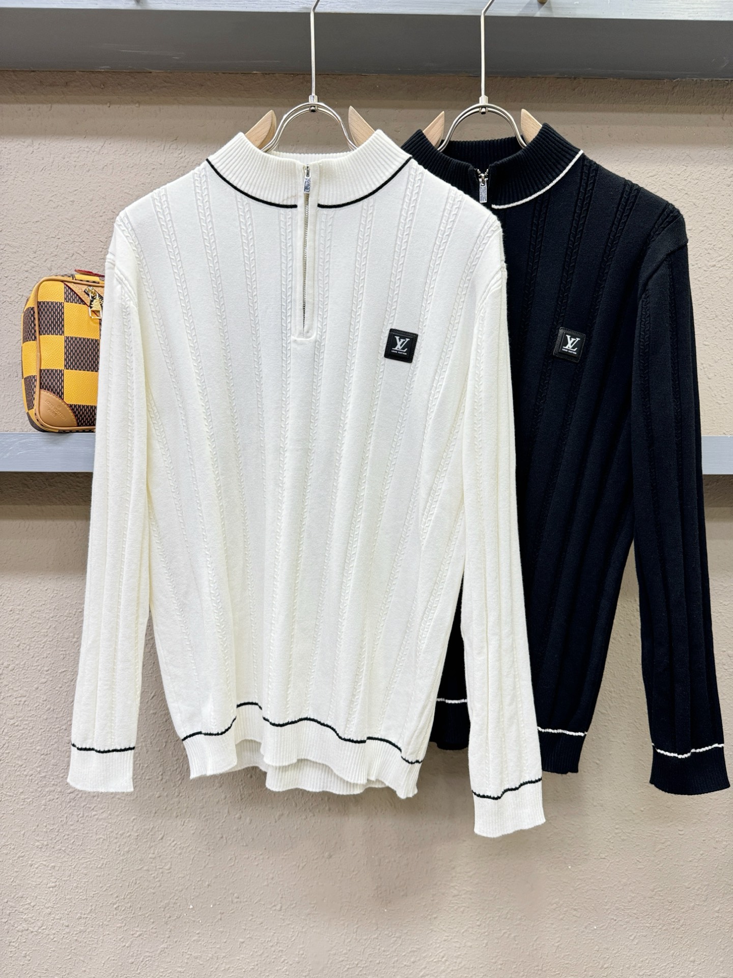 LV路易威登 2025新款毛衣，胸前logo设计！贸易公司渠道稀出，同步官网发售！秋冬系列经典设计！此款