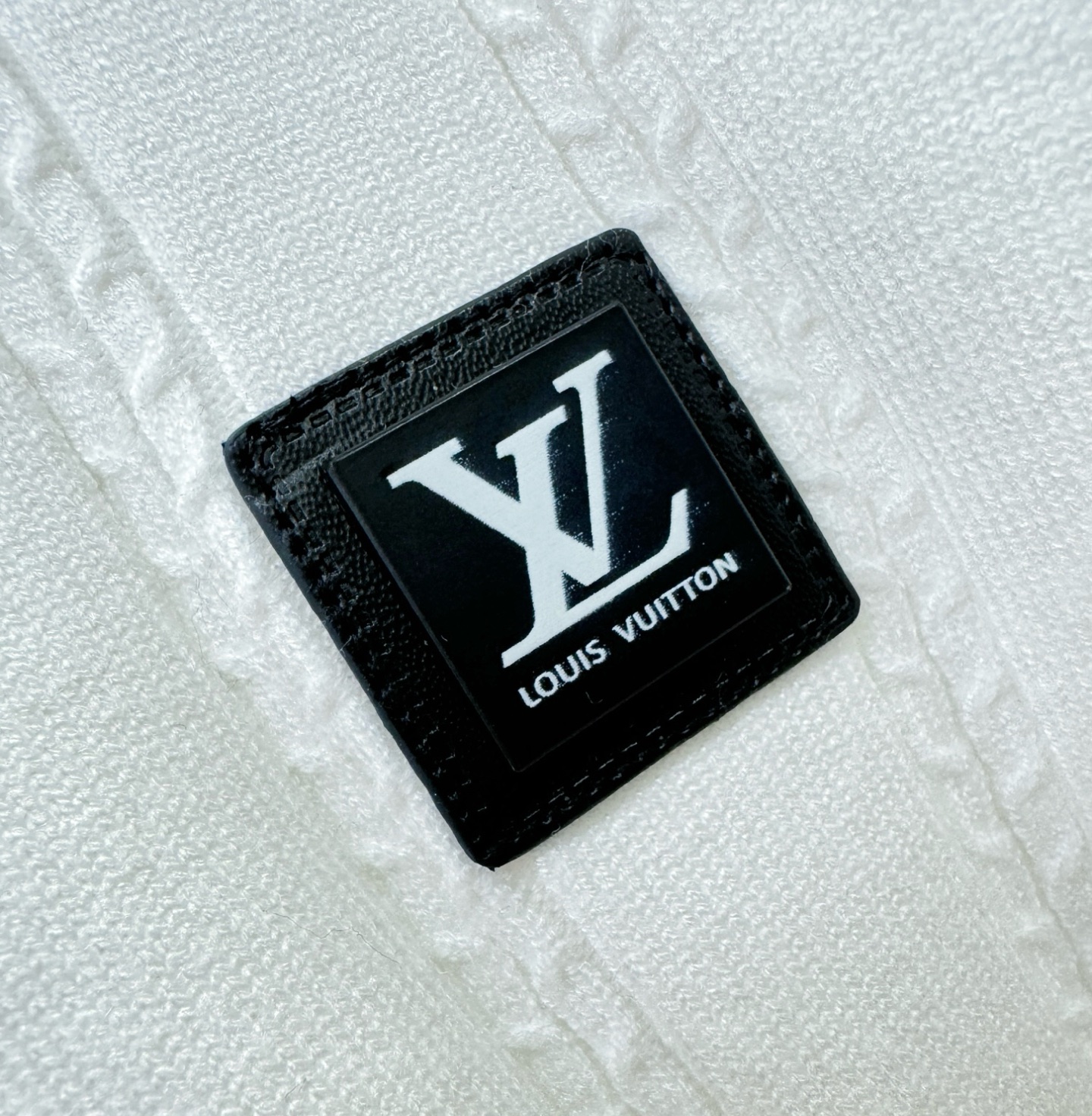 LV路易威登 2025新款毛衣，胸前logo设计！贸易公司渠道稀出，同步官网发售！秋冬系列经典设计！此款