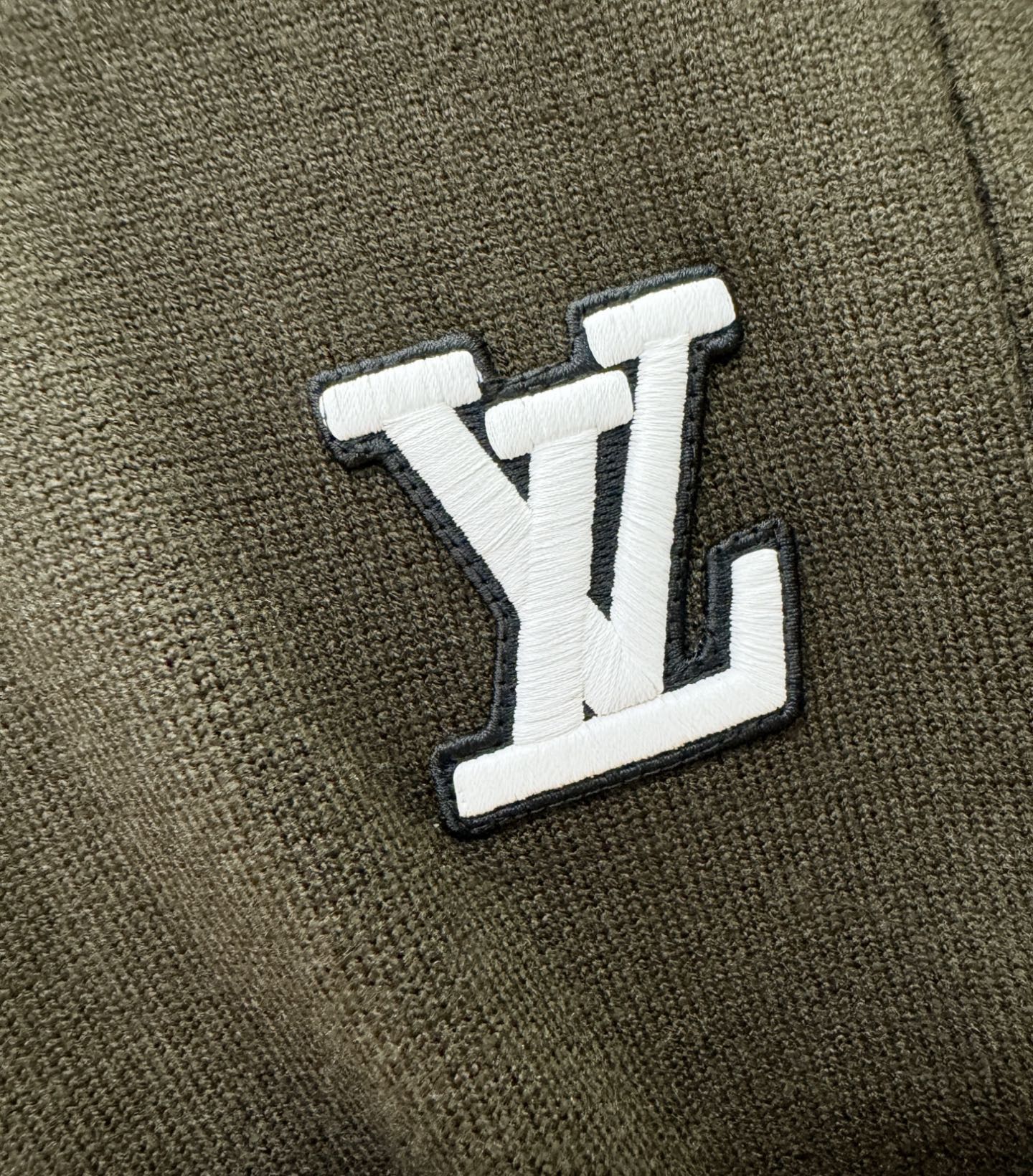 LV路易威登 2025新款毛衣，胸前logo设计！贸易公司渠道稀出，同步官网发售！秋冬系列经典设计！此款