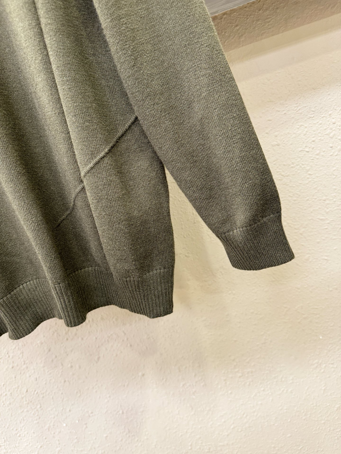 LV路易威登 2025新款毛衣，胸前logo设计！贸易公司渠道稀出，同步官网发售！秋冬系列经典设计！此款