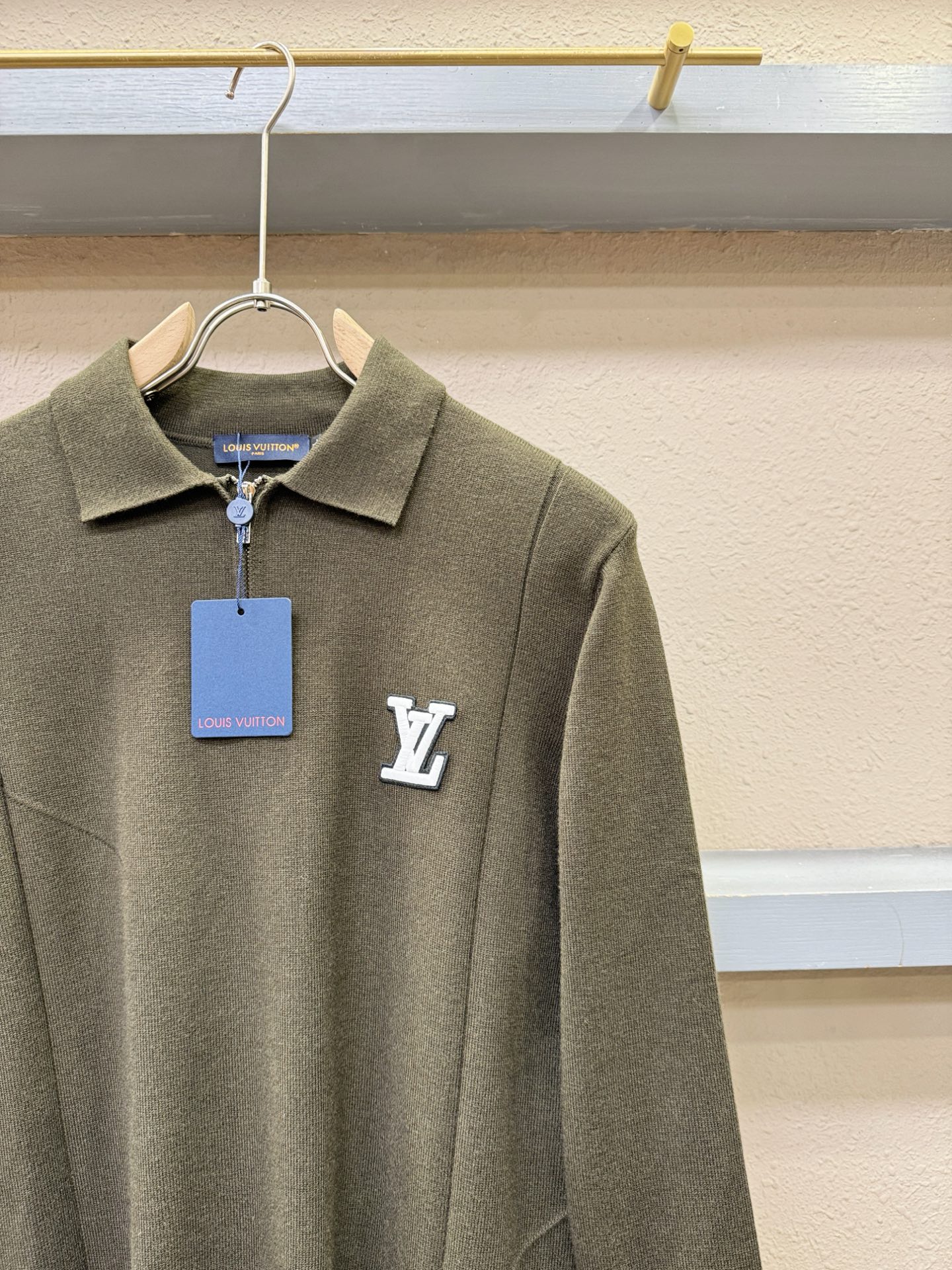 LV路易威登 2025新款毛衣，胸前logo设计！贸易公司渠道稀出，同步官网发售！秋冬系列经典设计！此款