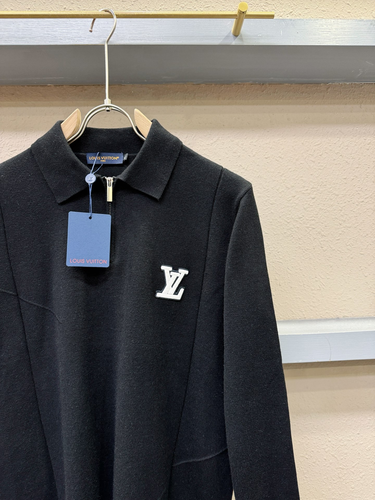 LV路易威登 2025新款毛衣，胸前logo设计！贸易公司渠道稀出，同步官网发售！秋冬系列经典设计！此款