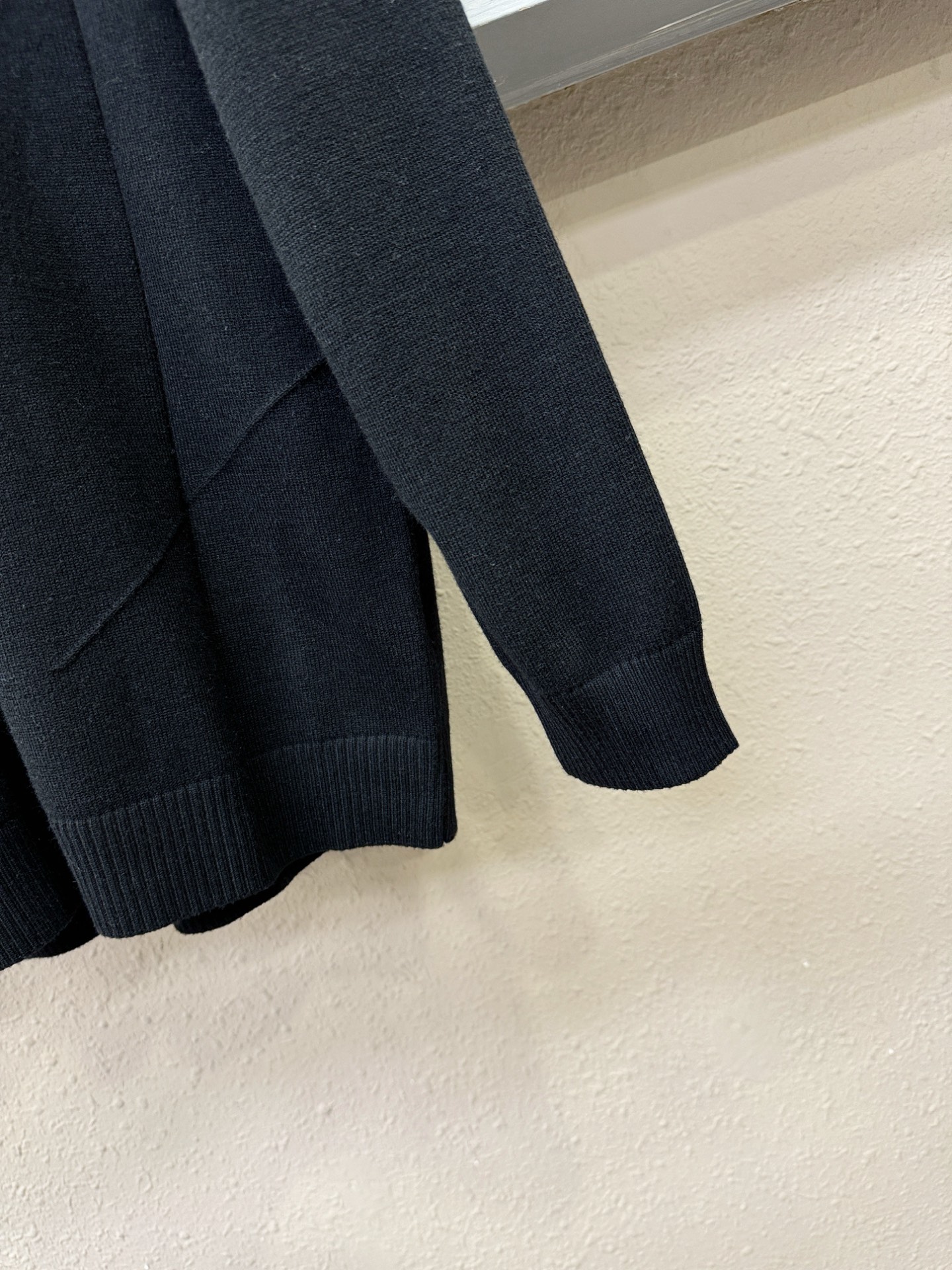 LV路易威登 2025新款毛衣，胸前logo设计！贸易公司渠道稀出，同步官网发售！秋冬系列经典设计！此款