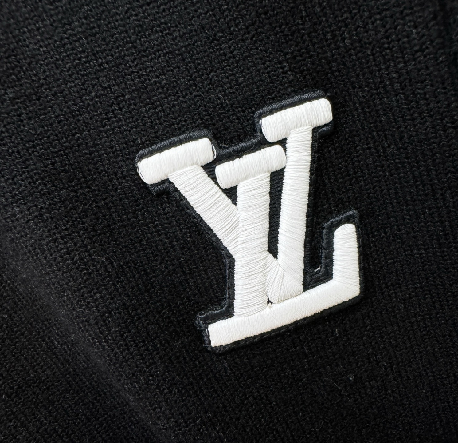 LV路易威登 2025新款毛衣，胸前logo设计！贸易公司渠道稀出，同步官网发售！秋冬系列经典设计！此款