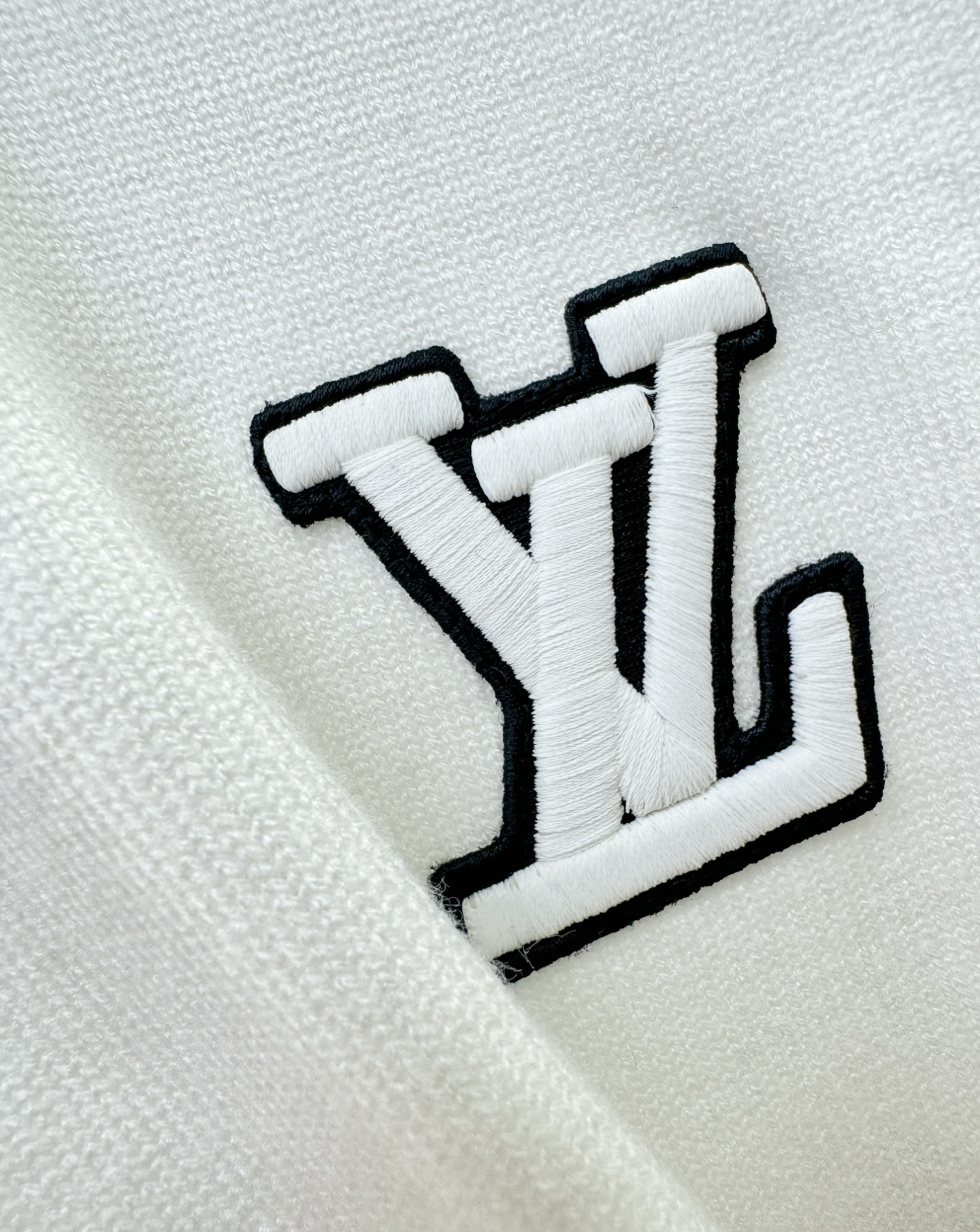 LV路易威登 2025新款毛衣，胸前logo设计！贸易公司渠道稀出，同步官网发售！秋冬系列经典设计！此款