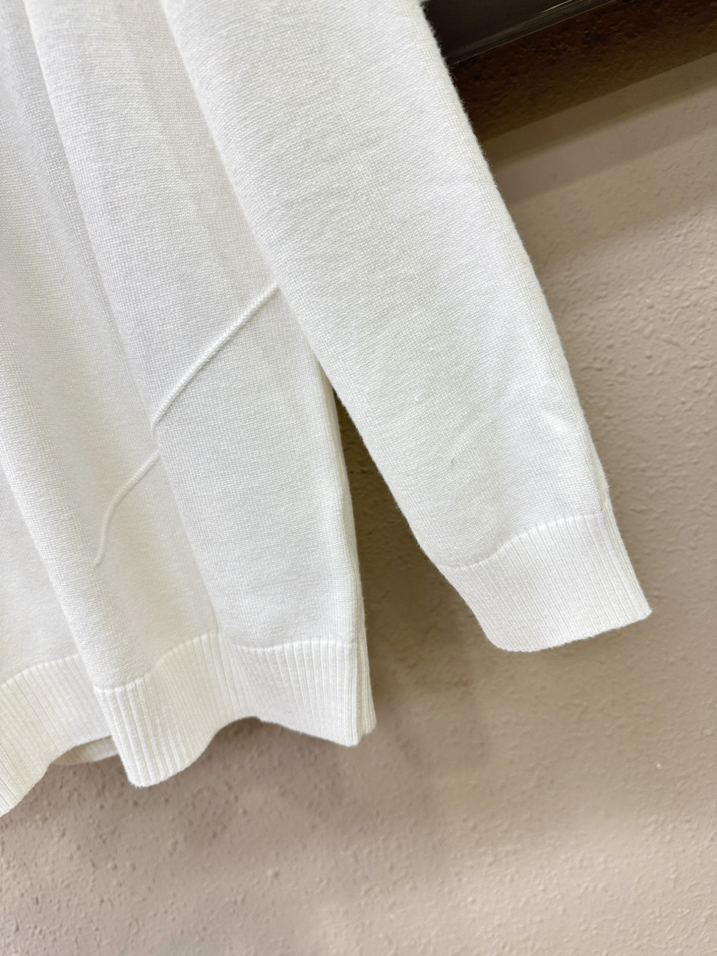 LV路易威登 2025新款毛衣，胸前logo设计！贸易公司渠道稀出，同步官网发售！秋冬系列经典设计！此款