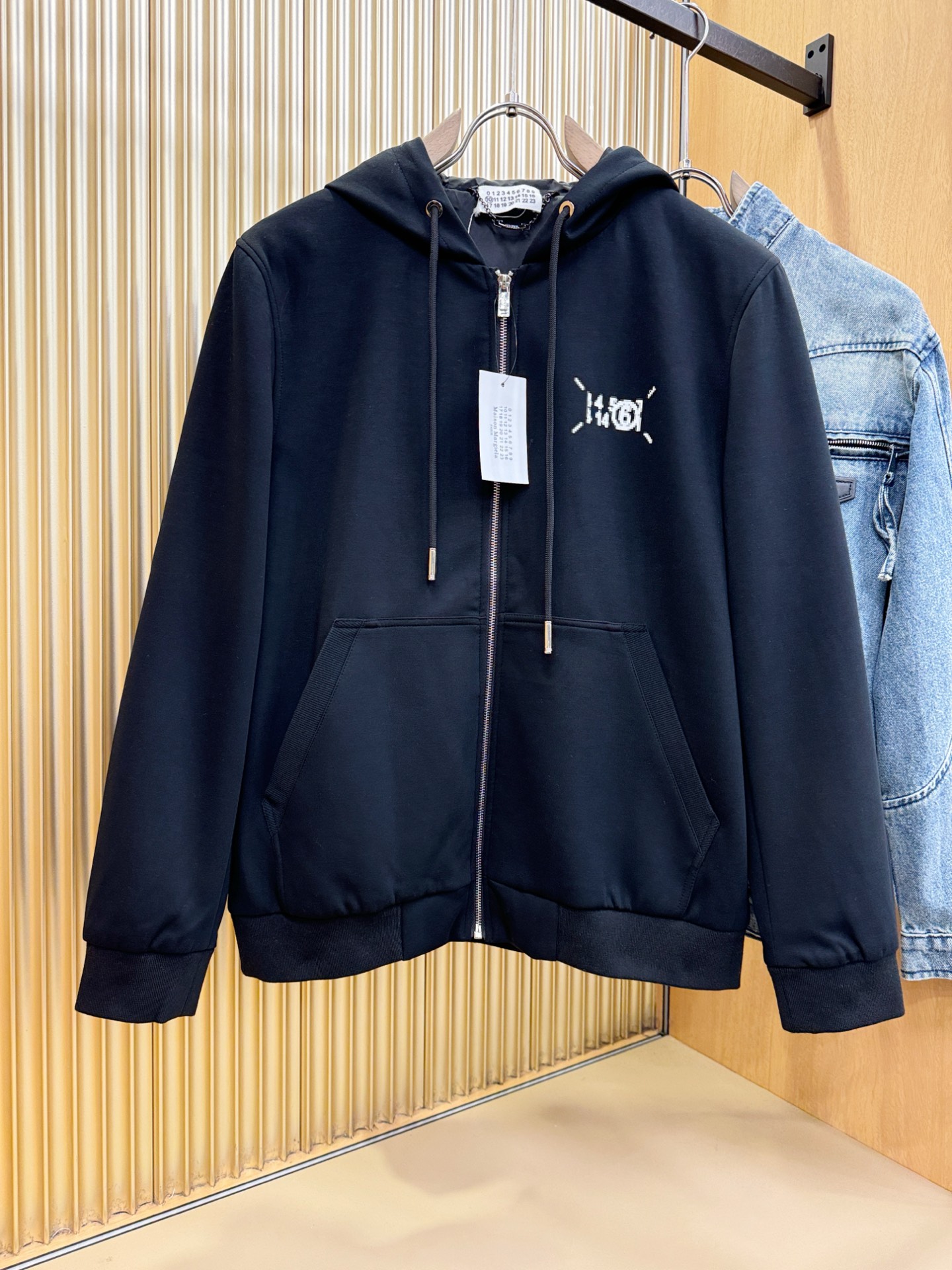 马吉拉 2025秋冬新款夹克开衫外套，原单狠货 开衫外套。欧洲专柜同步，上身更随意大方，专柜原版五金奢华