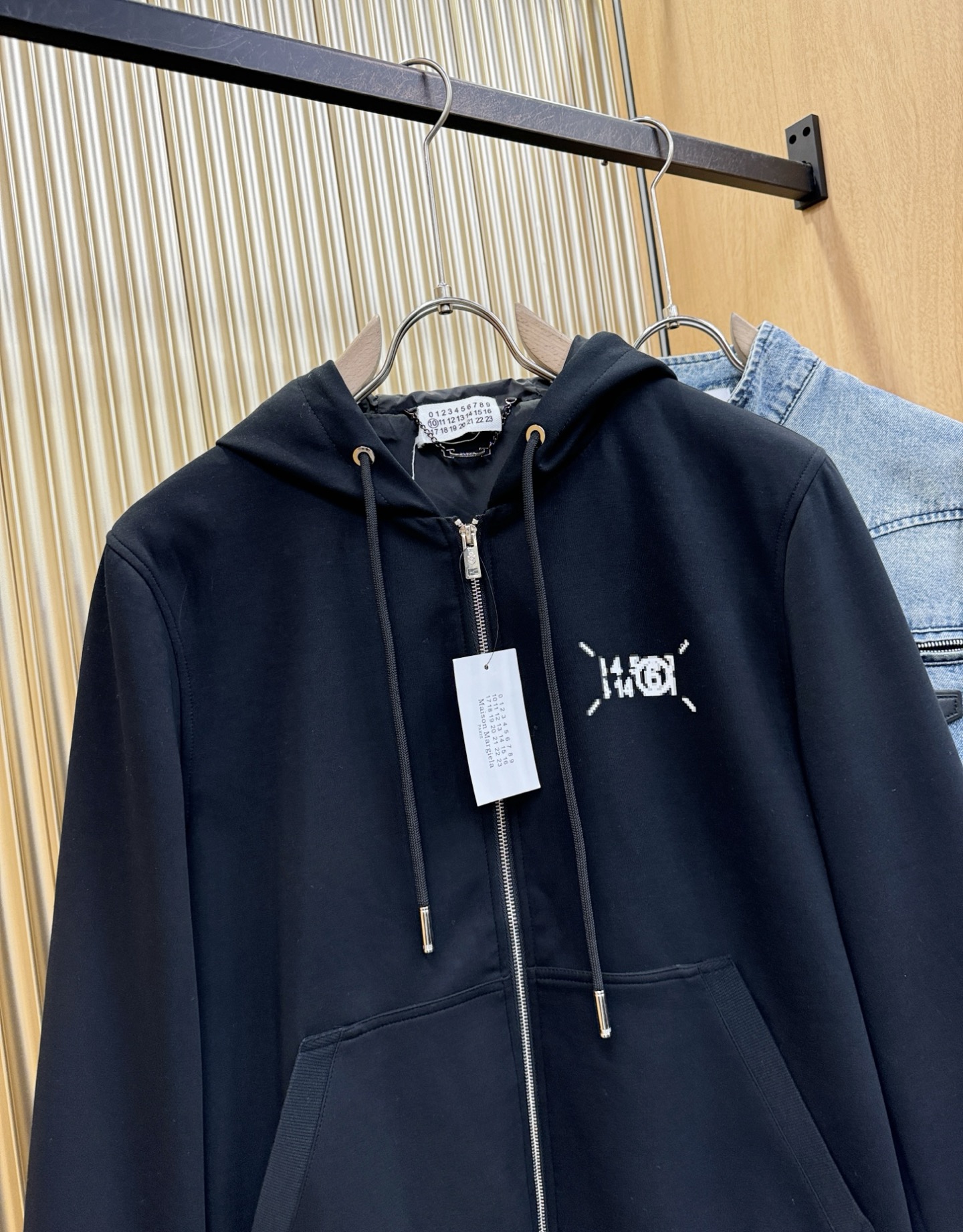 马吉拉 2025秋冬新款夹克开衫外套，原单狠货 开衫外套。欧洲专柜同步，上身更随意大方，专柜原版五金奢华