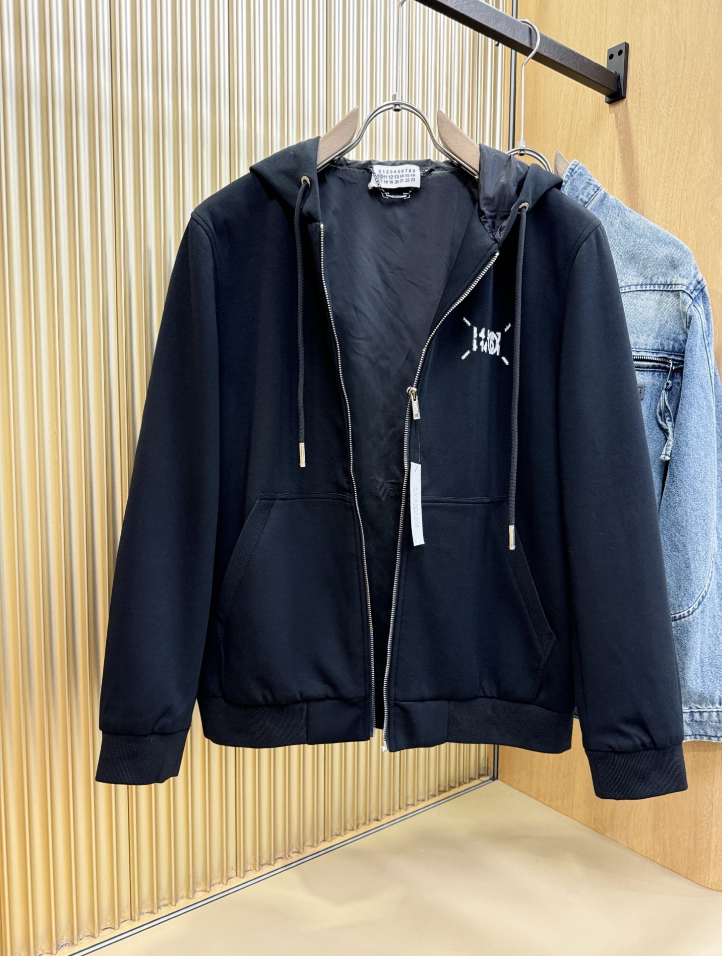 马吉拉 2025秋冬新款夹克开衫外套，原单狠货 开衫外套。欧洲专柜同步，上身更随意大方，专柜原版五金奢华