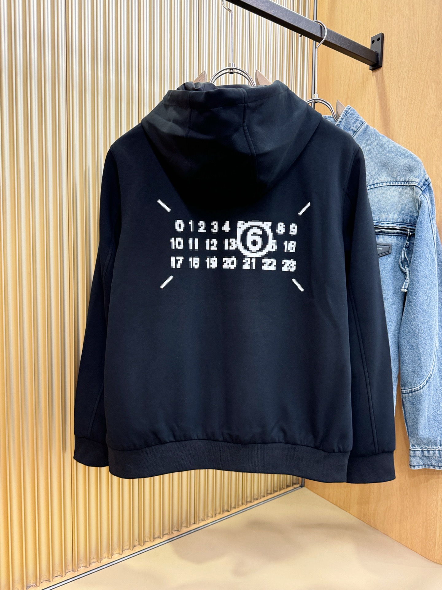 马吉拉 2025秋冬新款夹克开衫外套，原单狠货 开衫外套。欧洲专柜同步，上身更随意大方，专柜原版五金奢华