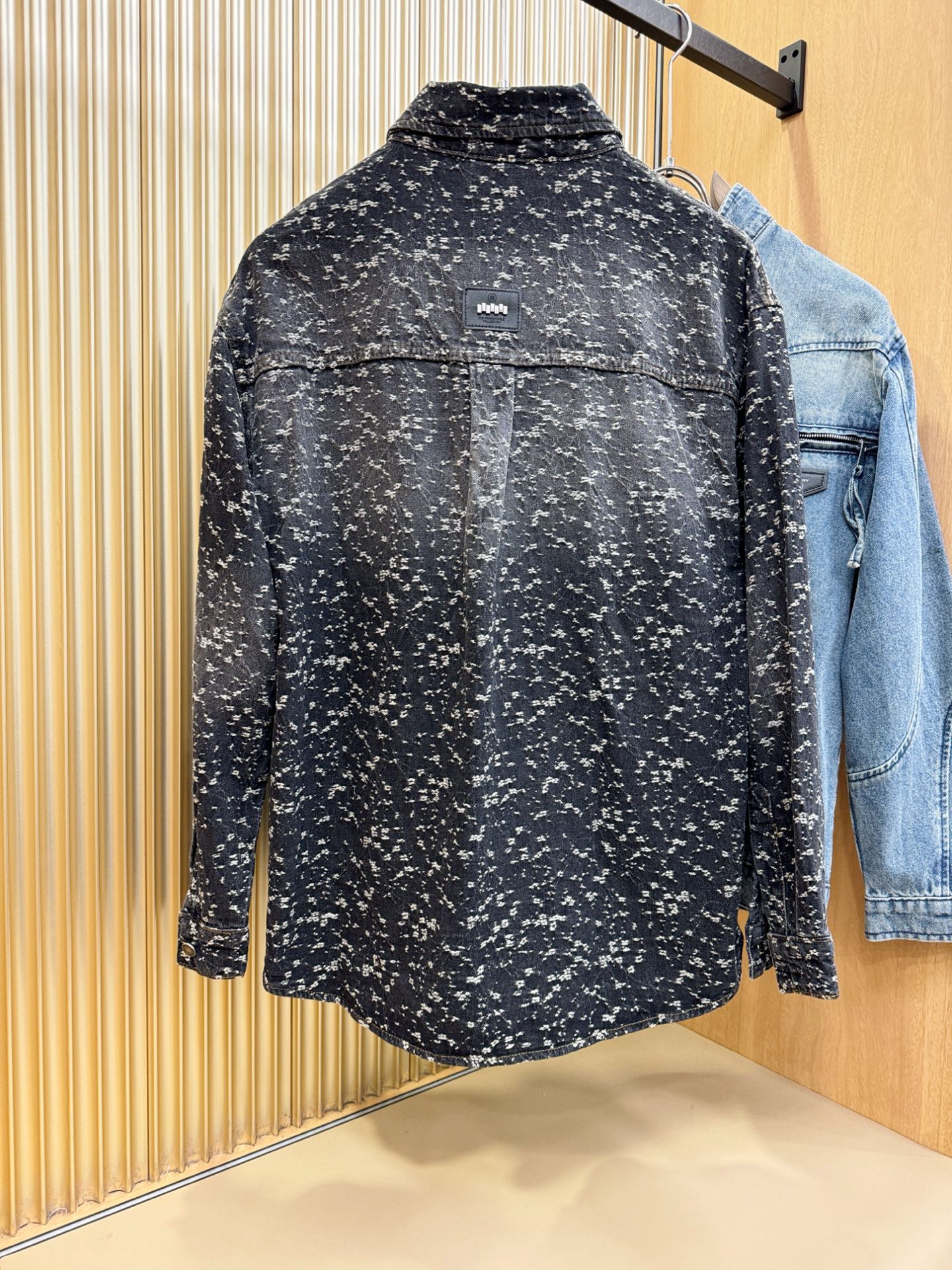 马吉拉 2025春夏新品牛仔衬衫，时装圈人气极为火热的单品，是时尚大咖们最炙手可热扭造型的必入尤物之一，