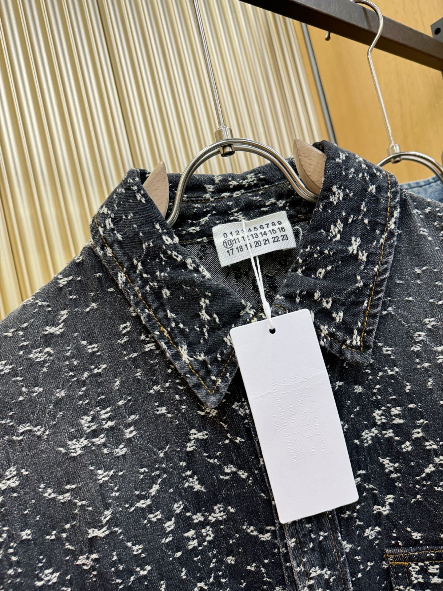 马吉拉 2025春夏新品牛仔衬衫，时装圈人气极为火热的单品，是时尚大咖们最炙手可热扭造型的必入尤物之一，