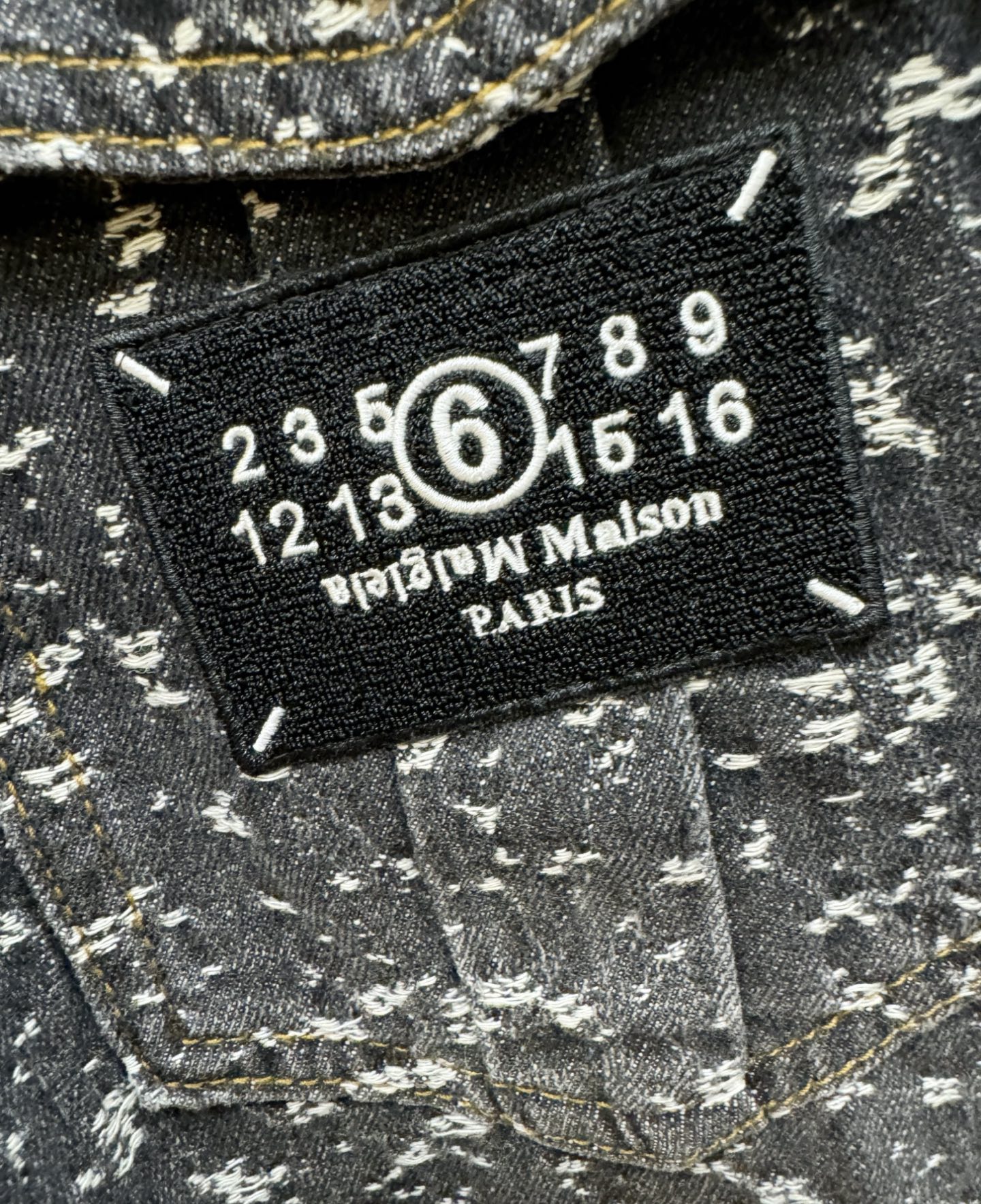 马吉拉 2025春夏新品牛仔衬衫，时装圈人气极为火热的单品，是时尚大咖们最炙手可热扭造型的必入尤物之一，