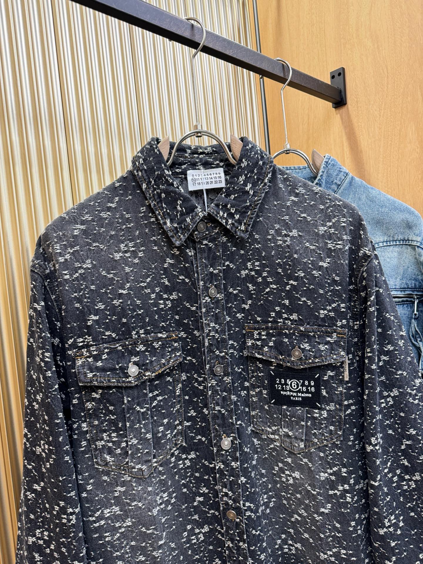 马吉拉 2025春夏新品牛仔衬衫，时装圈人气极为火热的单品，是时尚大咖们最炙手可热扭造型的必入尤物之一，