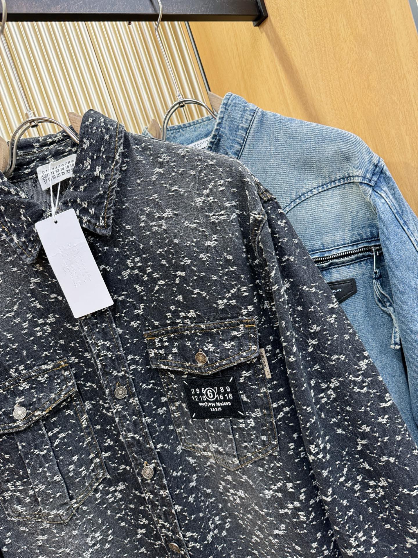 马吉拉 2025春夏新品牛仔衬衫，时装圈人气极为火热的单品，是时尚大咖们最炙手可热扭造型的必入尤物之一，