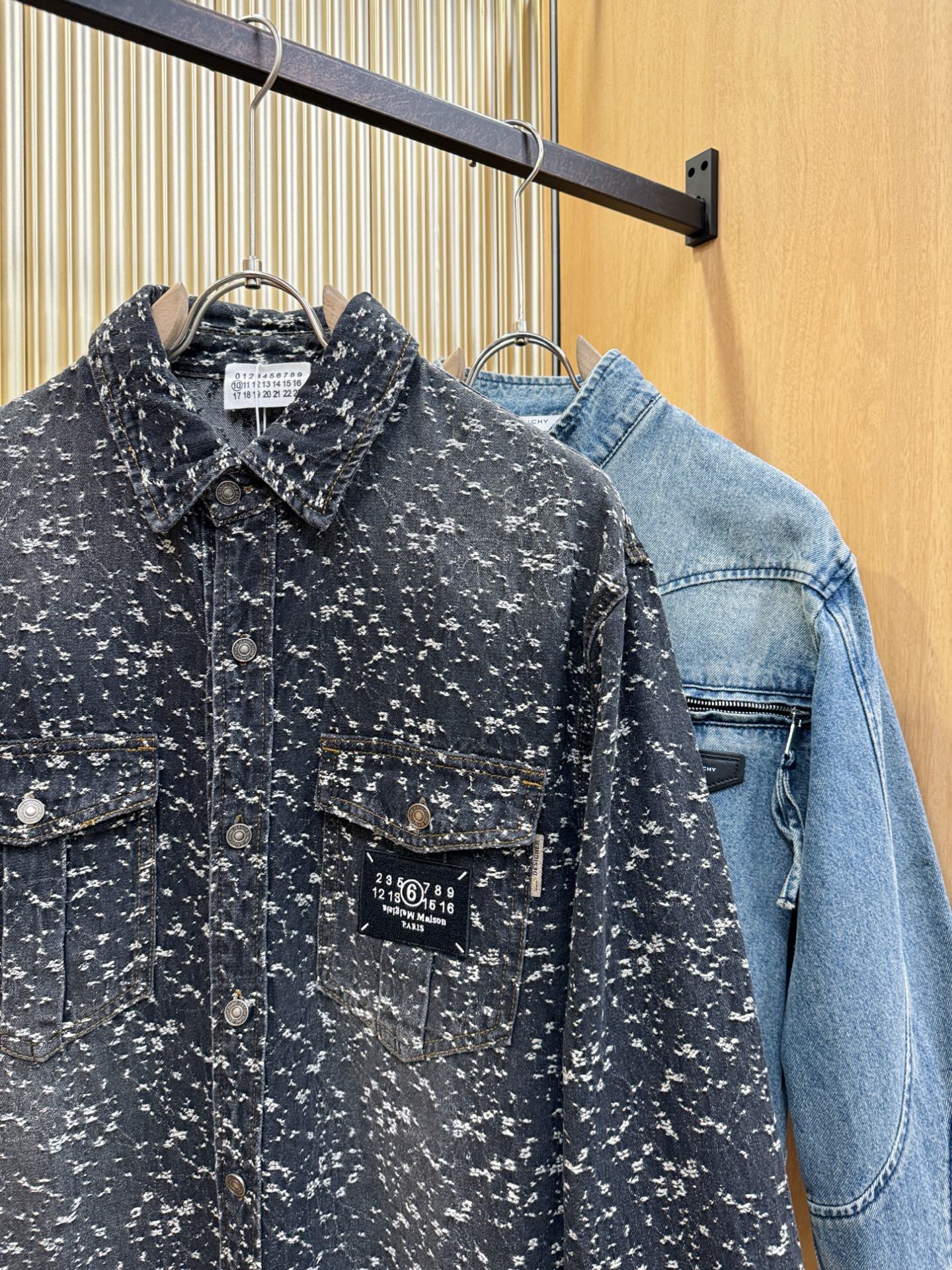 马吉拉 2025春夏新品牛仔衬衫，时装圈人气极为火热的单品，是时尚大咖们最炙手可热扭造型的必入尤物之一，