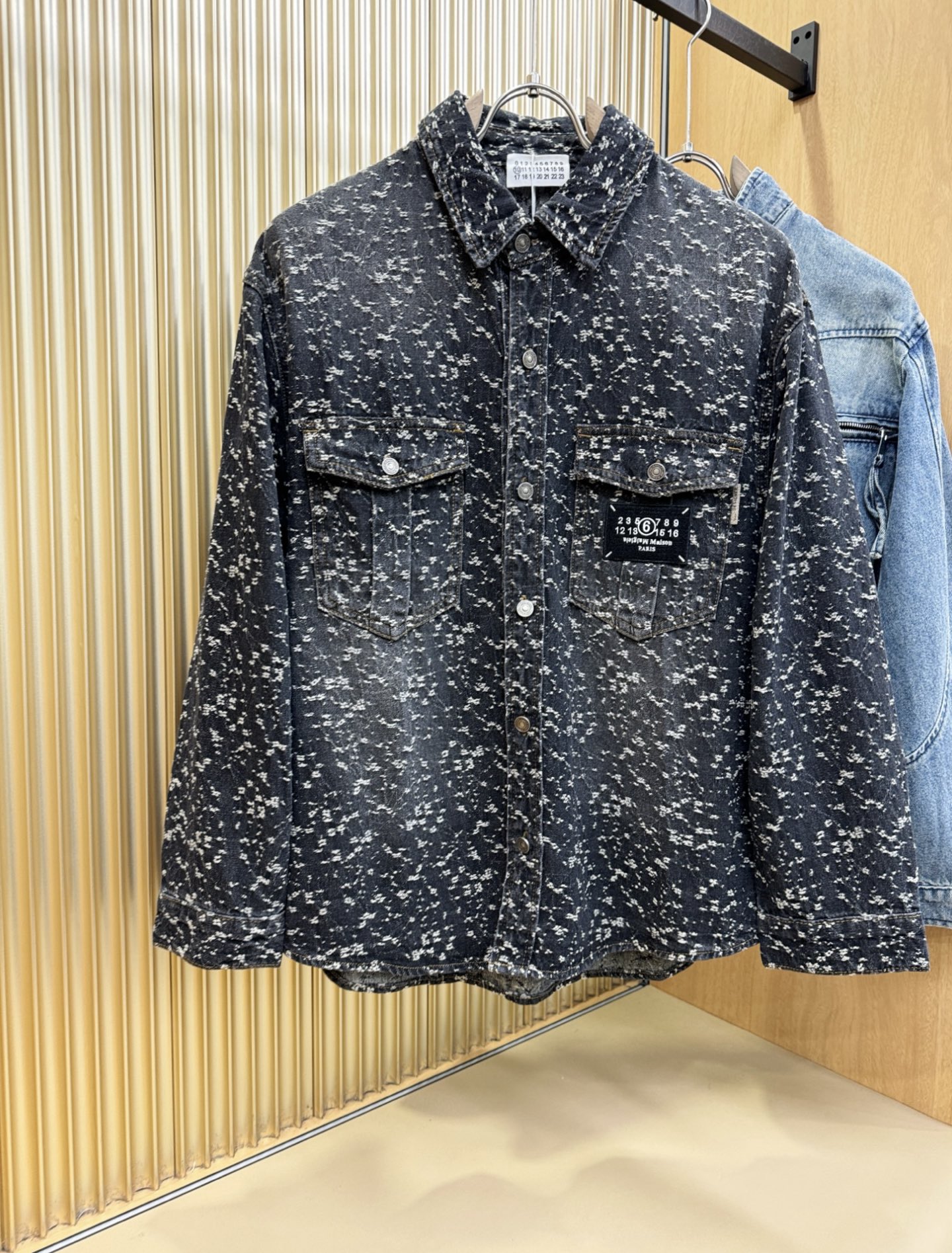 马吉拉 2025春夏新品牛仔衬衫，时装圈人气极为火热的单品，是时尚大咖们最炙手可热扭造型的必入尤物之一，