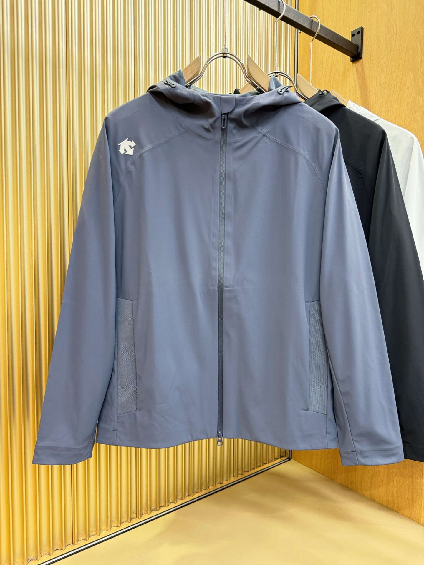 DESCENTE迪桑特 2025新款防水向导级冲锋衣机能风拉链夹克，软壳防风防水冲锋衣，高品质刺绣设计，