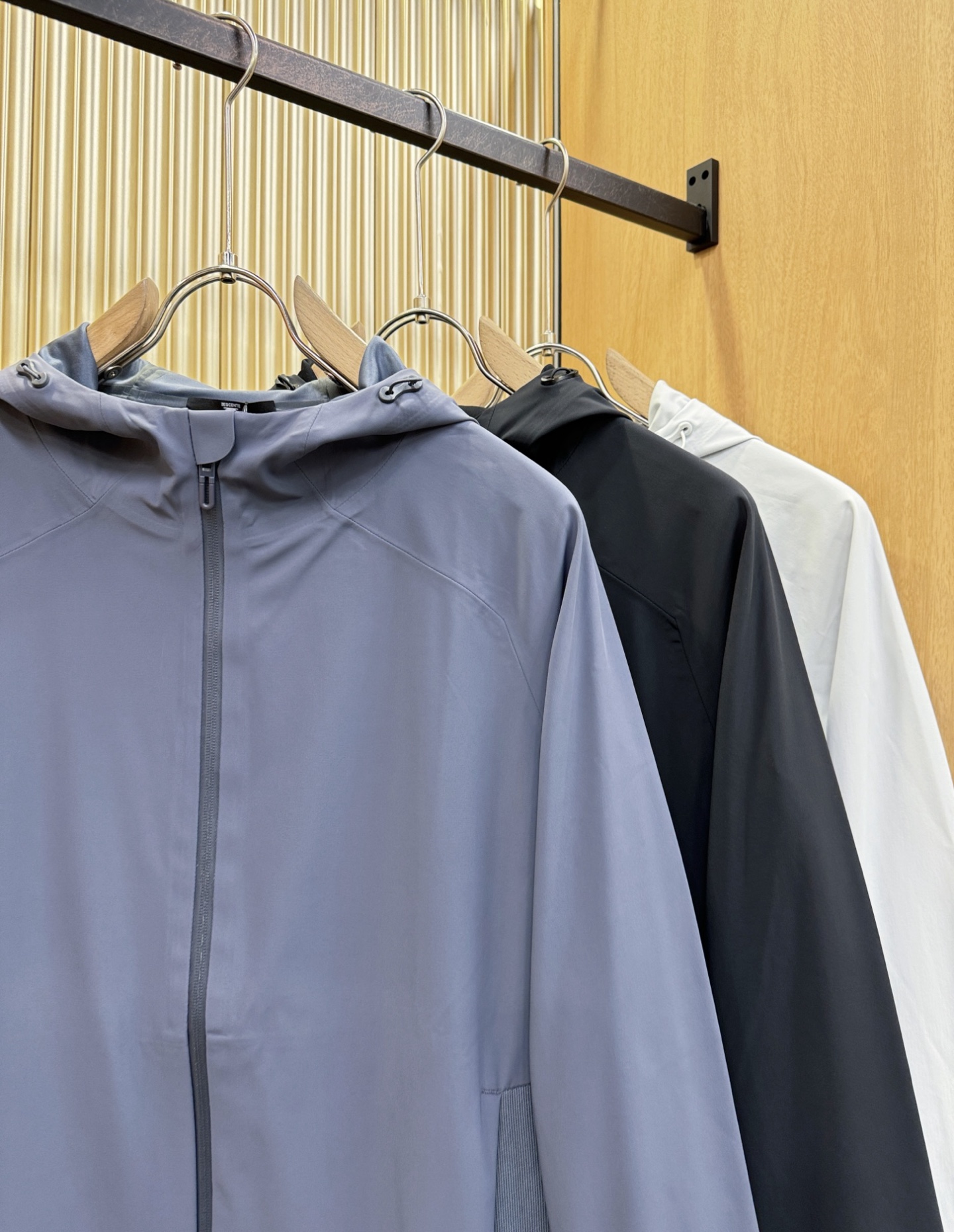 DESCENTE迪桑特 2025新款防水向导级冲锋衣机能风拉链夹克，软壳防风防水冲锋衣，高品质刺绣设计，