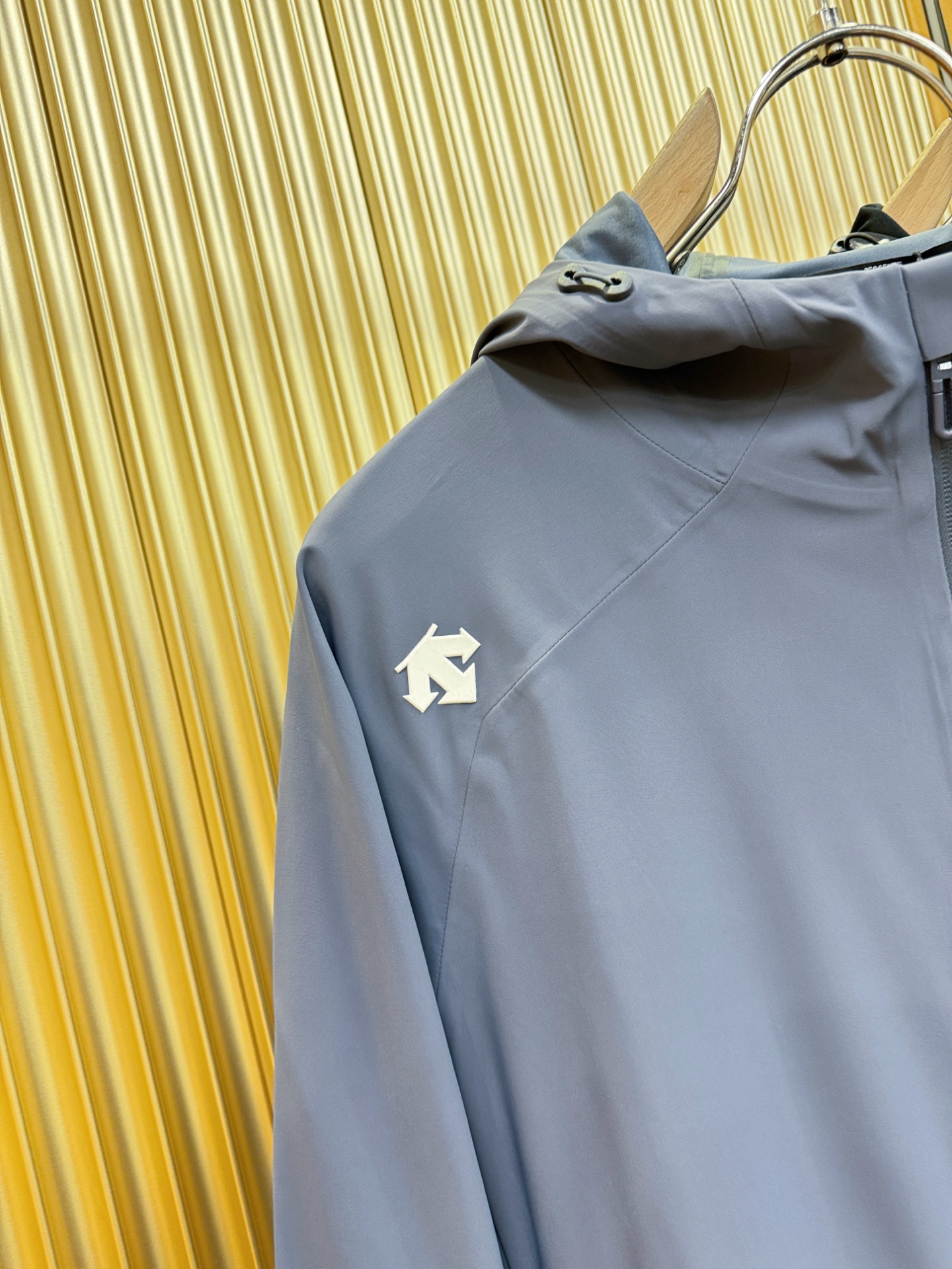 DESCENTE迪桑特 2025新款防水向导级冲锋衣机能风拉链夹克，软壳防风防水冲锋衣，高品质刺绣设计，