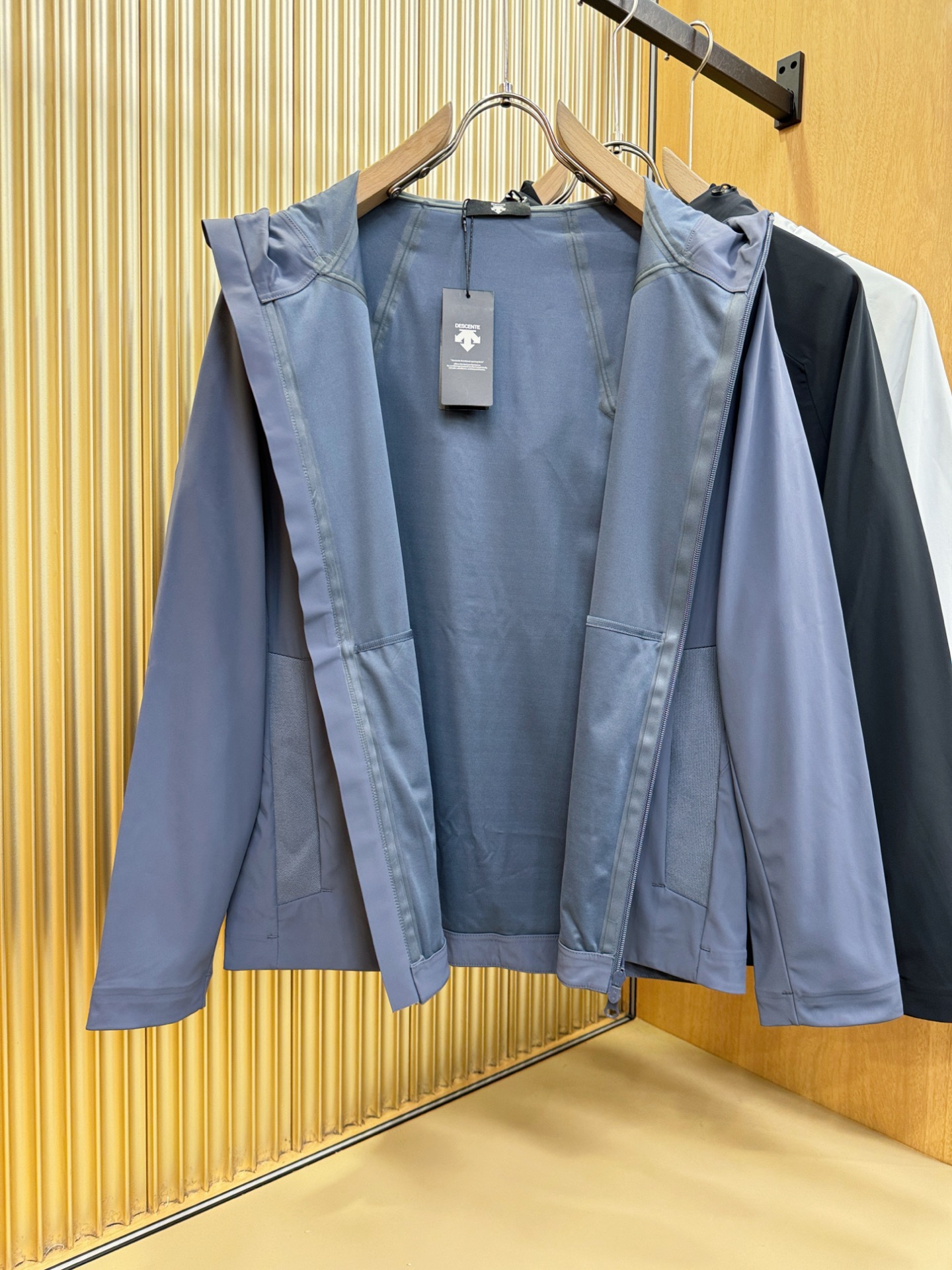 DESCENTE迪桑特 2025新款防水向导级冲锋衣机能风拉链夹克，软壳防风防水冲锋衣，高品质刺绣设计，