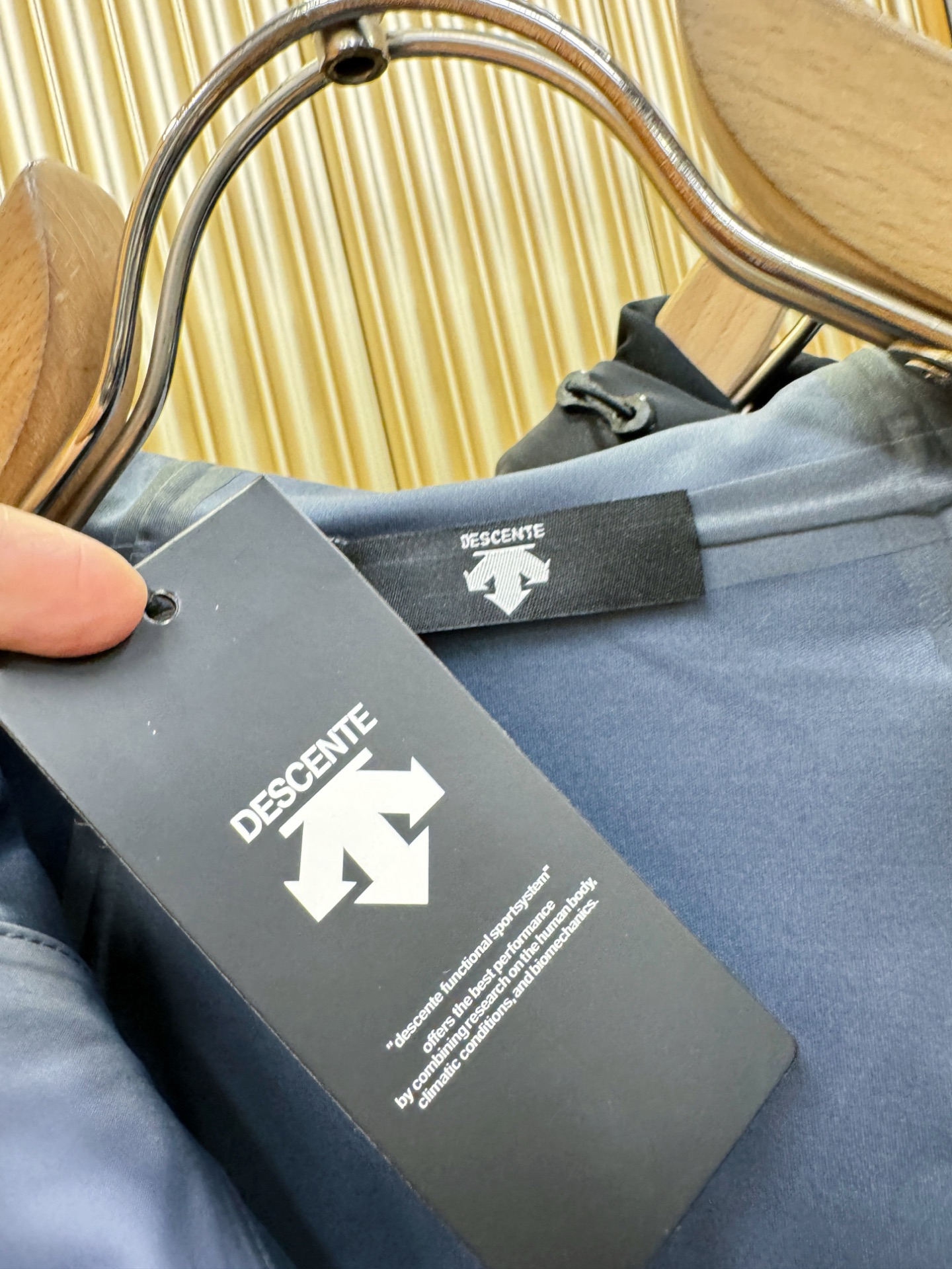 DESCENTE迪桑特 2025新款防水向导级冲锋衣机能风拉链夹克，软壳防风防水冲锋衣，高品质刺绣设计，