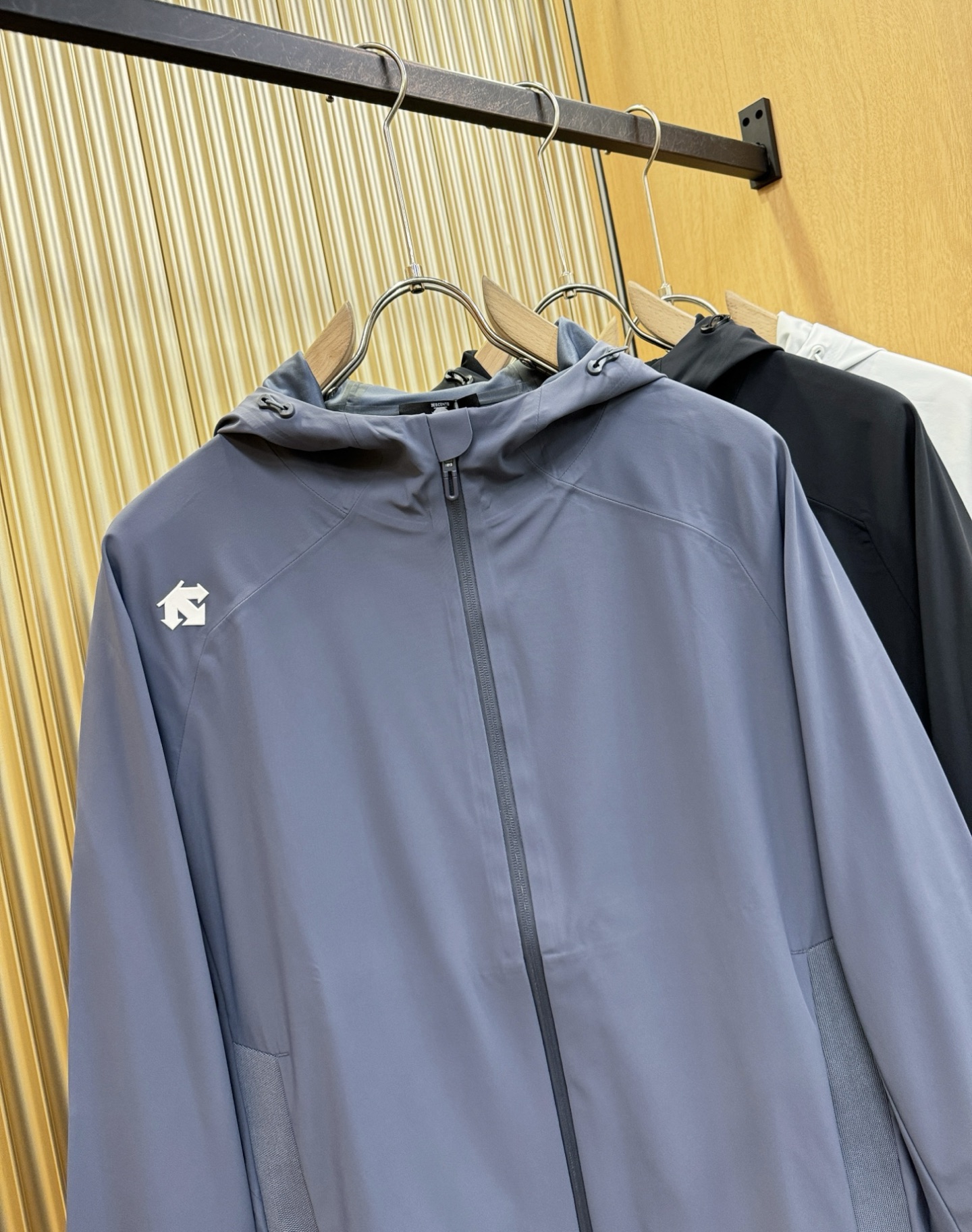 DESCENTE迪桑特 2025新款防水向导级冲锋衣机能风拉链夹克，软壳防风防水冲锋衣，高品质刺绣设计，