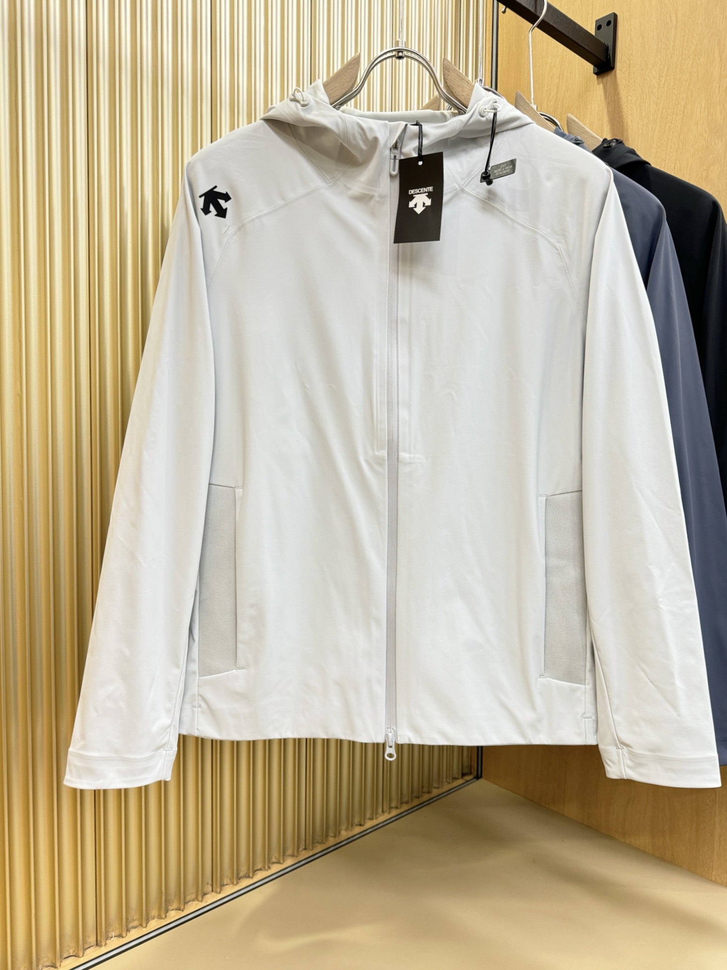 DESCENTE迪桑特 2025新款防水向导级冲锋衣机能风拉链夹克，软壳防风防水冲锋衣，高品质刺绣设计，