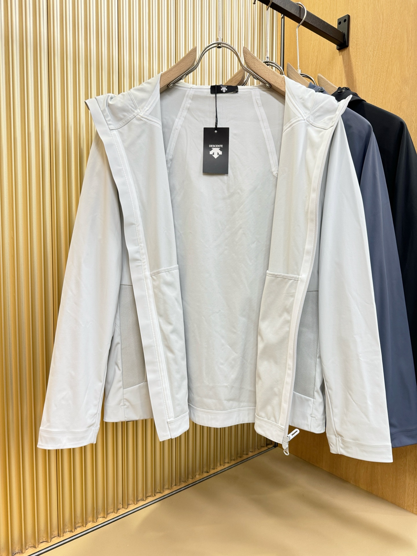 DESCENTE迪桑特 2025新款防水向导级冲锋衣机能风拉链夹克，软壳防风防水冲锋衣，高品质刺绣设计，