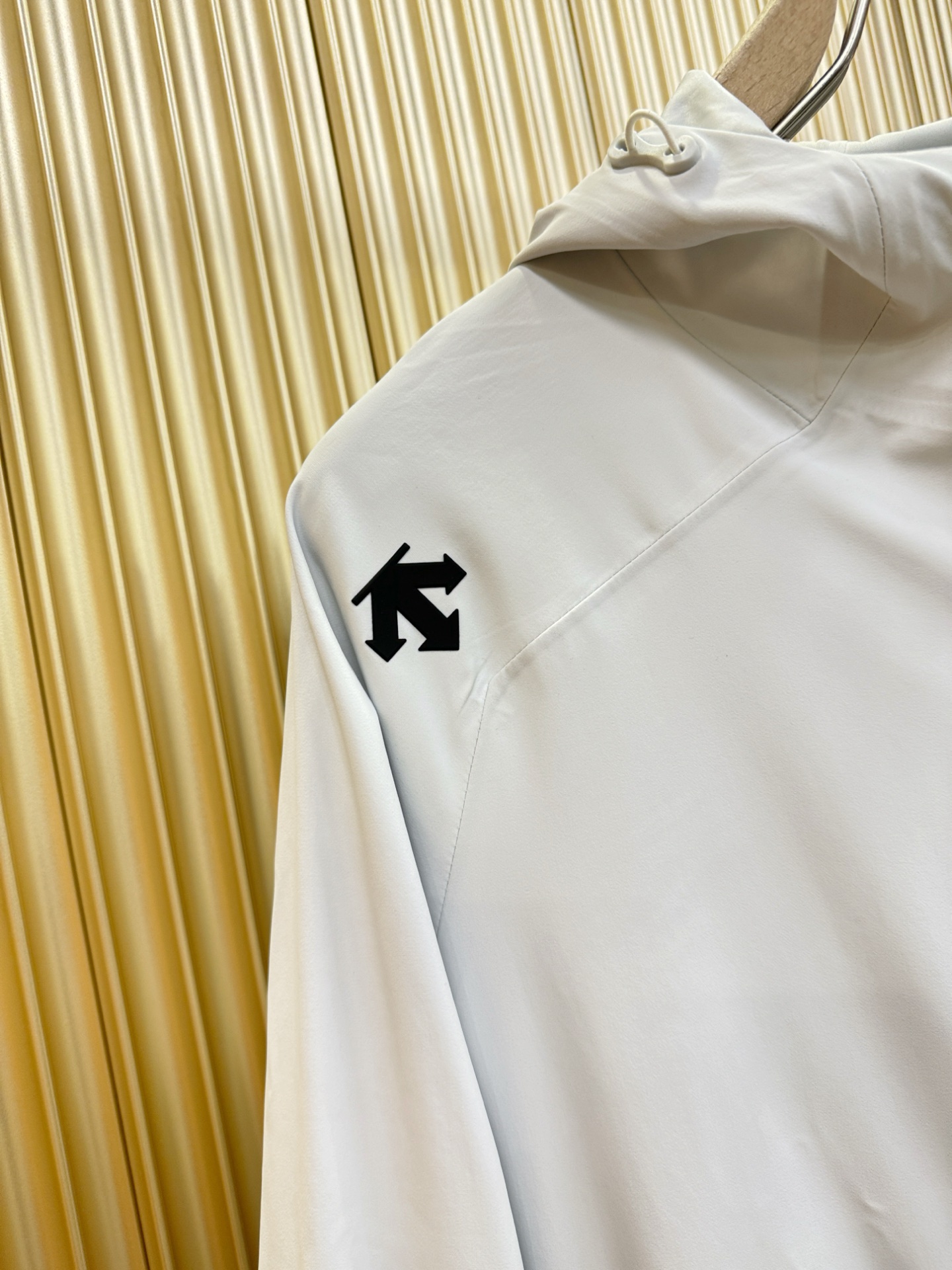 DESCENTE迪桑特 2025新款防水向导级冲锋衣机能风拉链夹克，软壳防风防水冲锋衣，高品质刺绣设计，