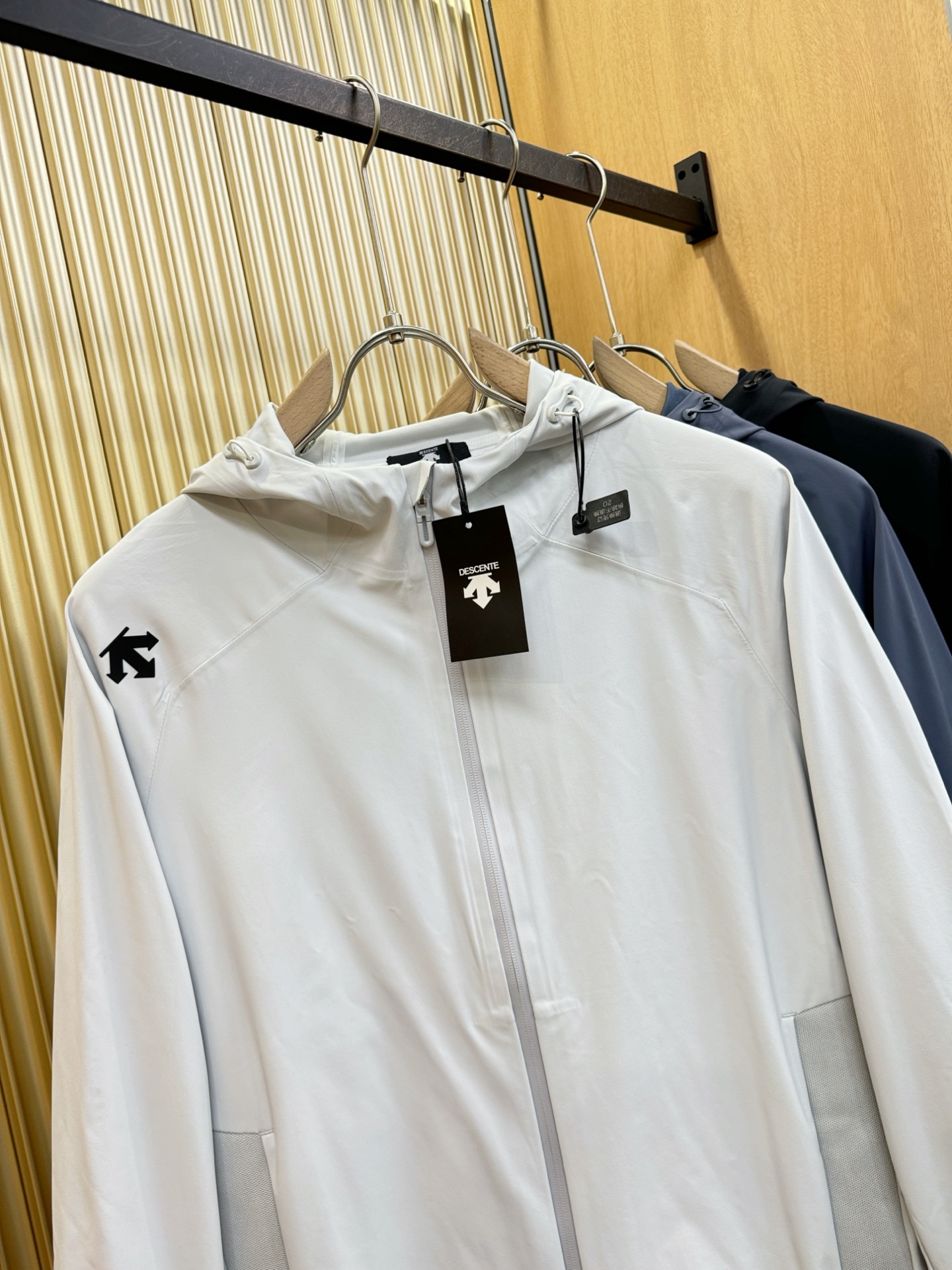 DESCENTE迪桑特 2025新款防水向导级冲锋衣机能风拉链夹克，软壳防风防水冲锋衣，高品质刺绣设计，