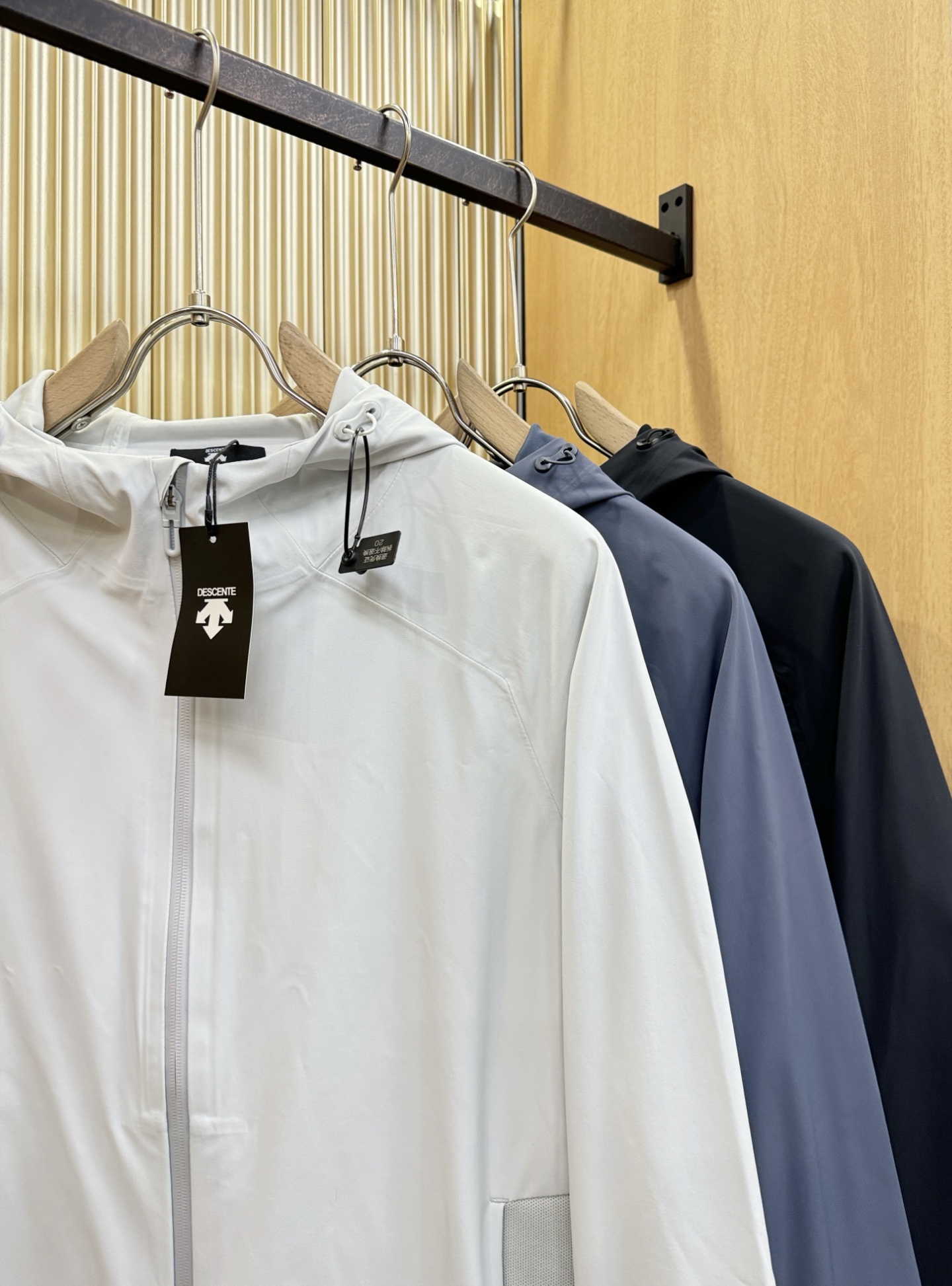 DESCENTE迪桑特 2025新款防水向导级冲锋衣机能风拉链夹克，软壳防风防水冲锋衣，高品质刺绣设计，