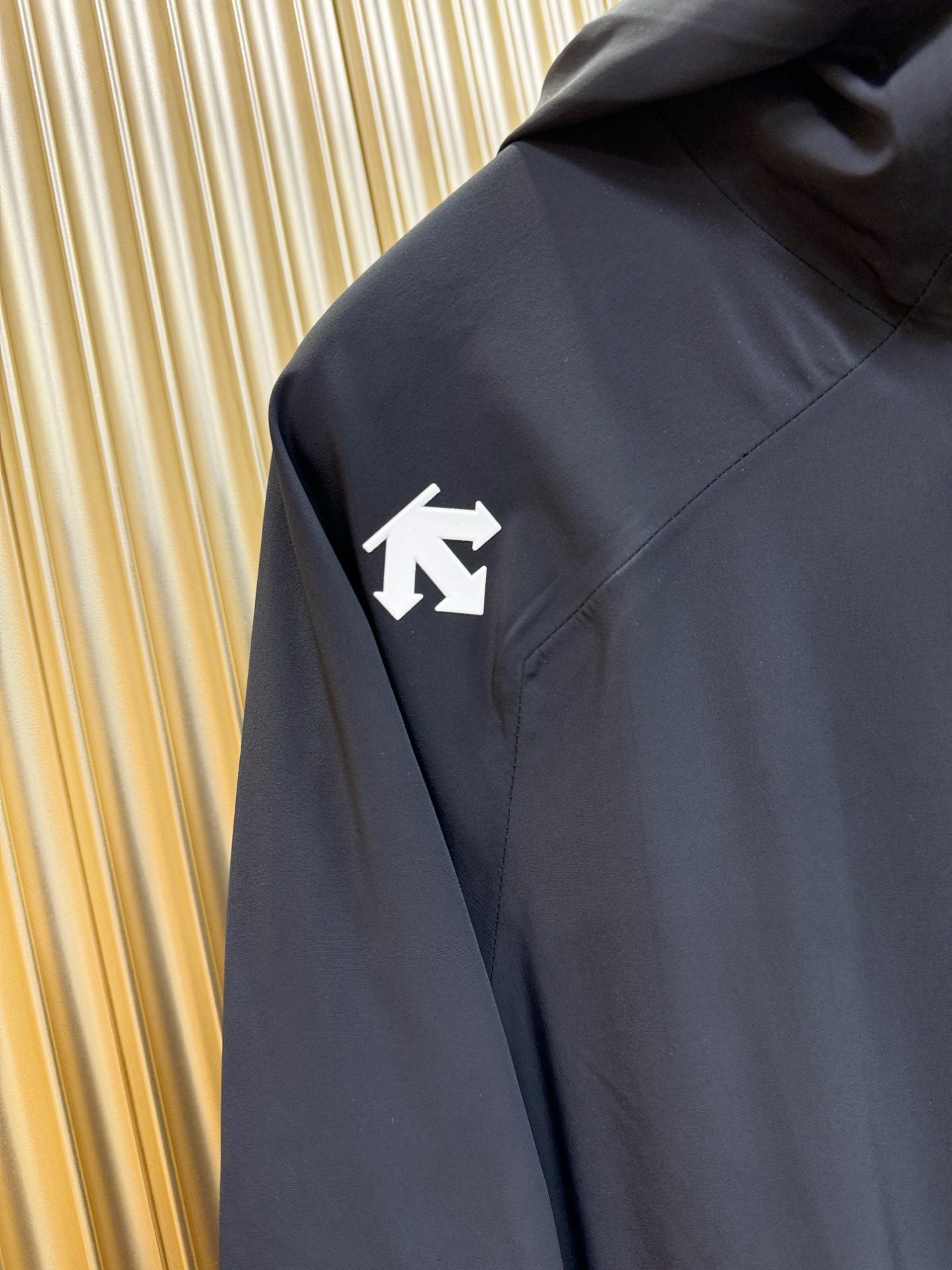 DESCENTE迪桑特 2025新款防水向导级冲锋衣机能风拉链夹克，软壳防风防水冲锋衣，高品质刺绣设计，