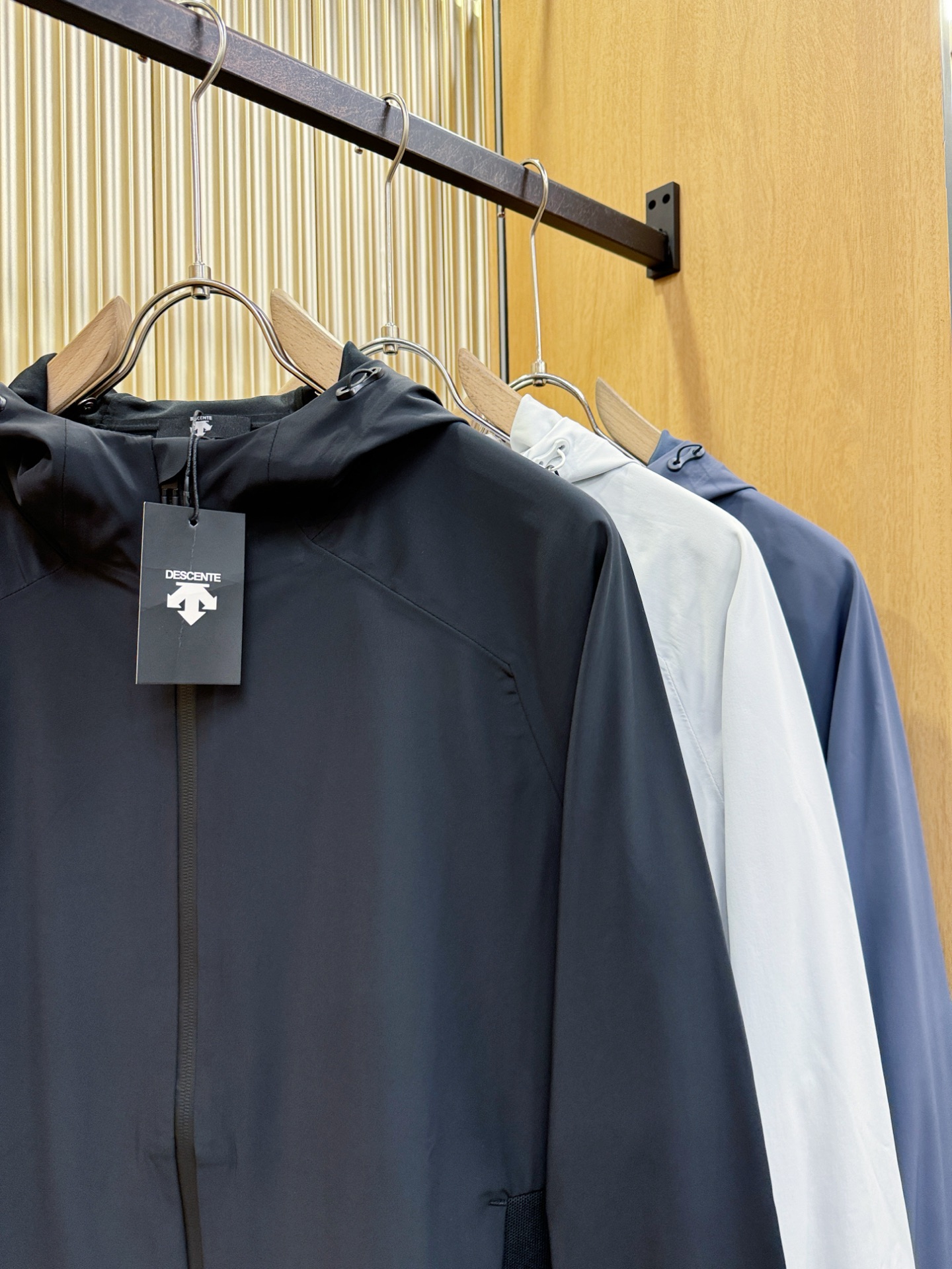 DESCENTE迪桑特 2025新款防水向导级冲锋衣机能风拉链夹克，软壳防风防水冲锋衣，高品质刺绣设计，