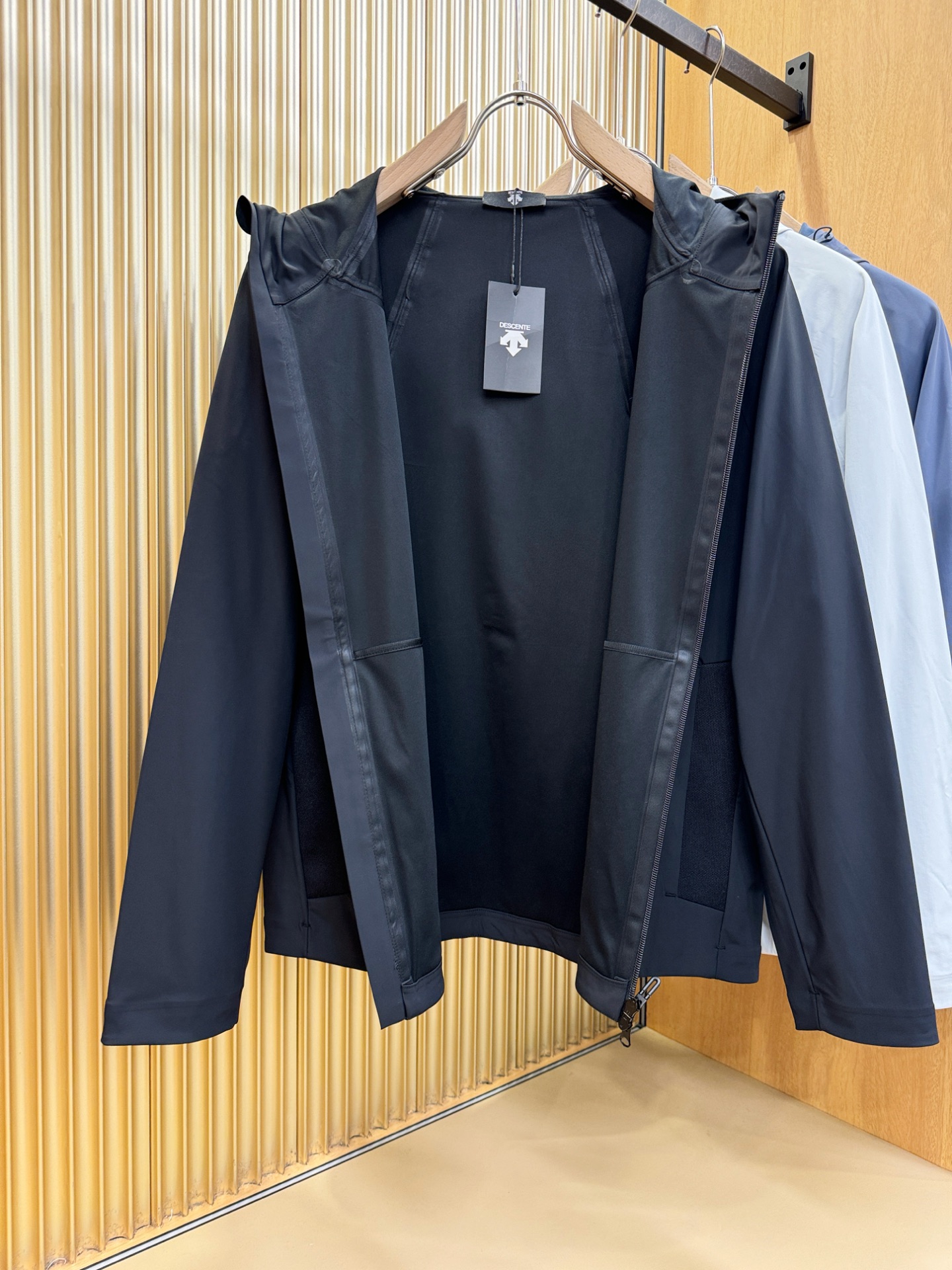 DESCENTE迪桑特 2025新款防水向导级冲锋衣机能风拉链夹克，软壳防风防水冲锋衣，高品质刺绣设计，