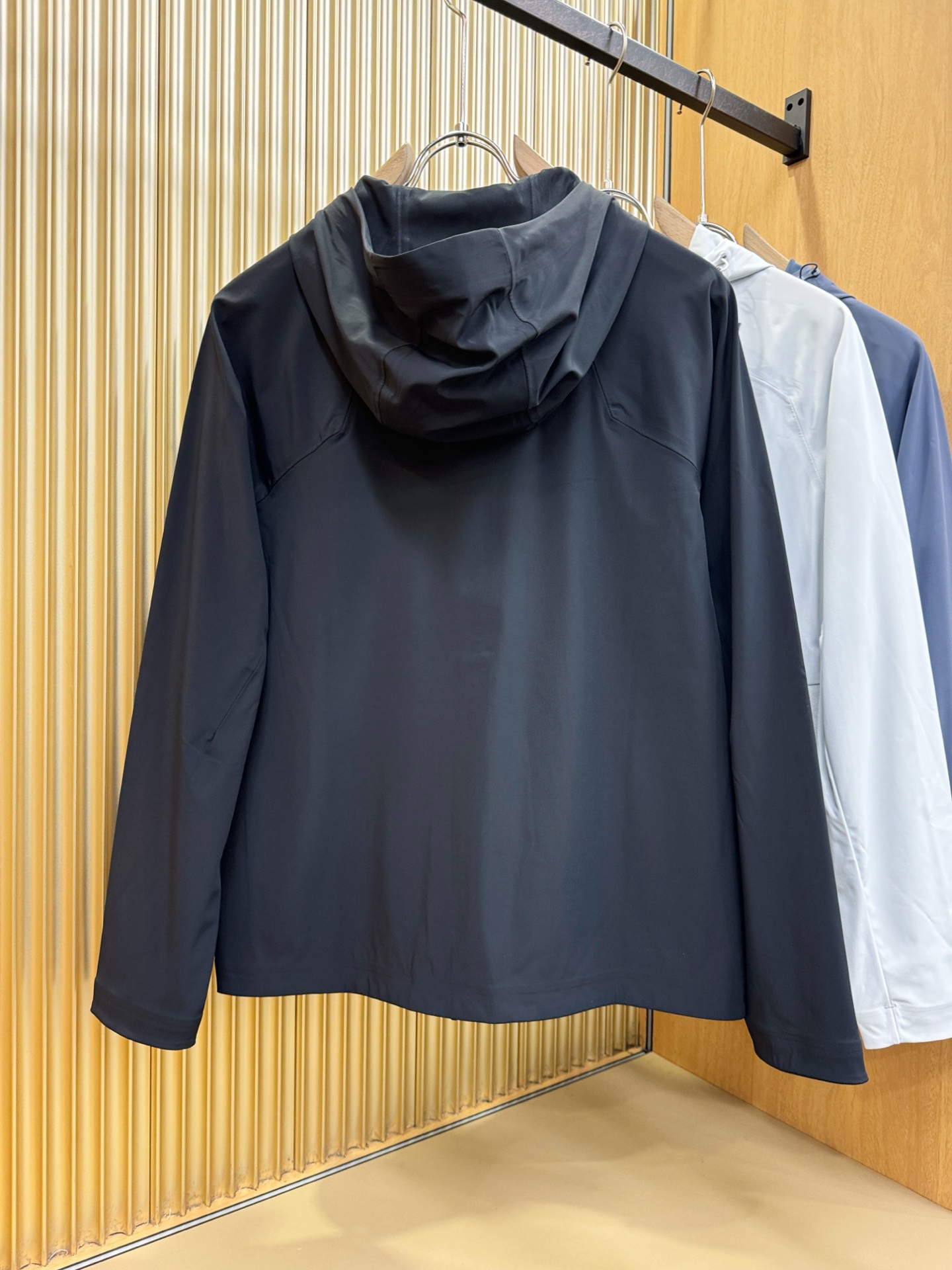 DESCENTE迪桑特 2025新款防水向导级冲锋衣机能风拉链夹克，软壳防风防水冲锋衣，高品质刺绣设计，