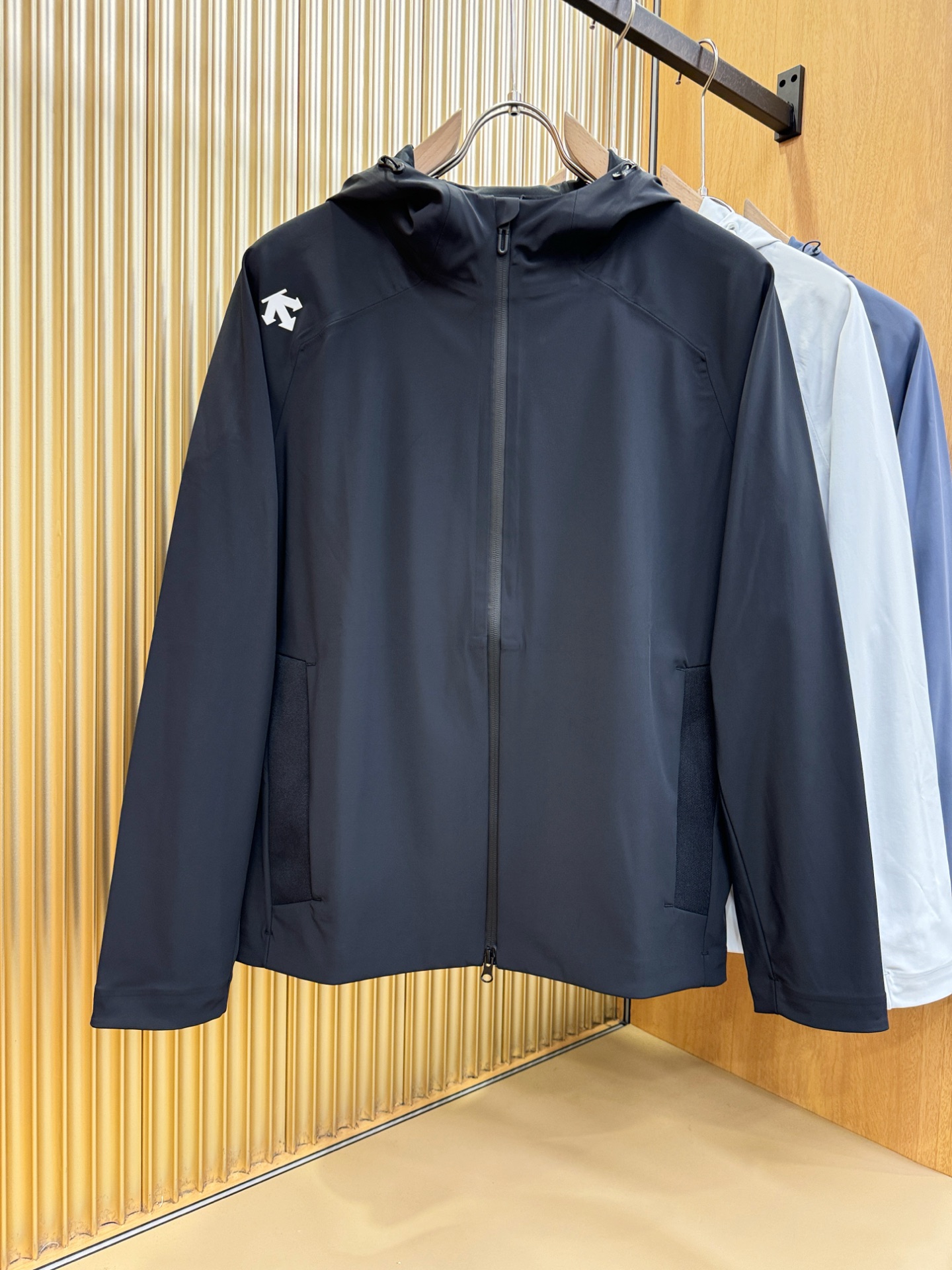 DESCENTE迪桑特 2025新款防水向导级冲锋衣机能风拉链夹克，软壳防风防水冲锋衣，高品质刺绣设计，