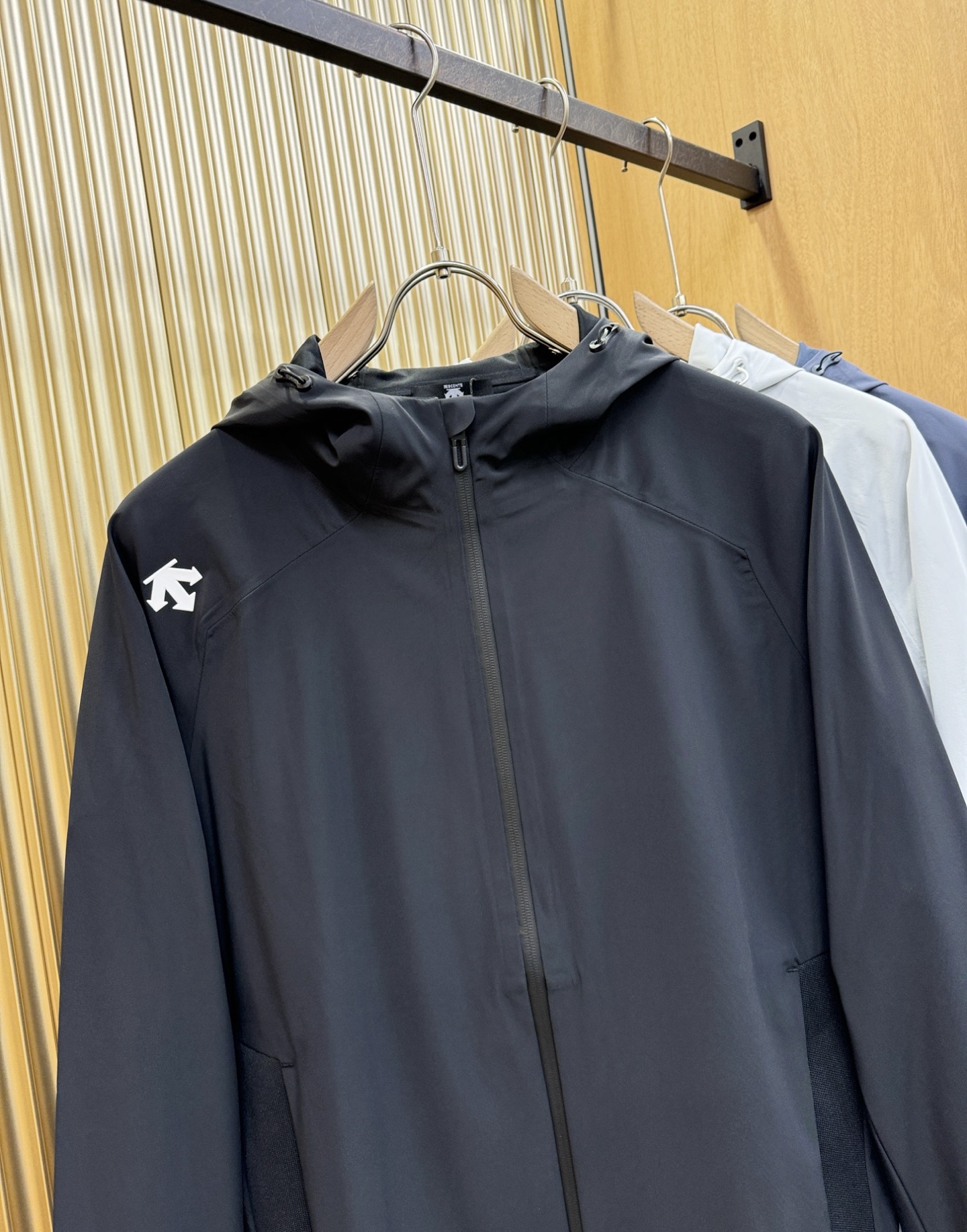 DESCENTE迪桑特 2025新款防水向导级冲锋衣机能风拉链夹克，软壳防风防水冲锋衣，高品质刺绣设计，