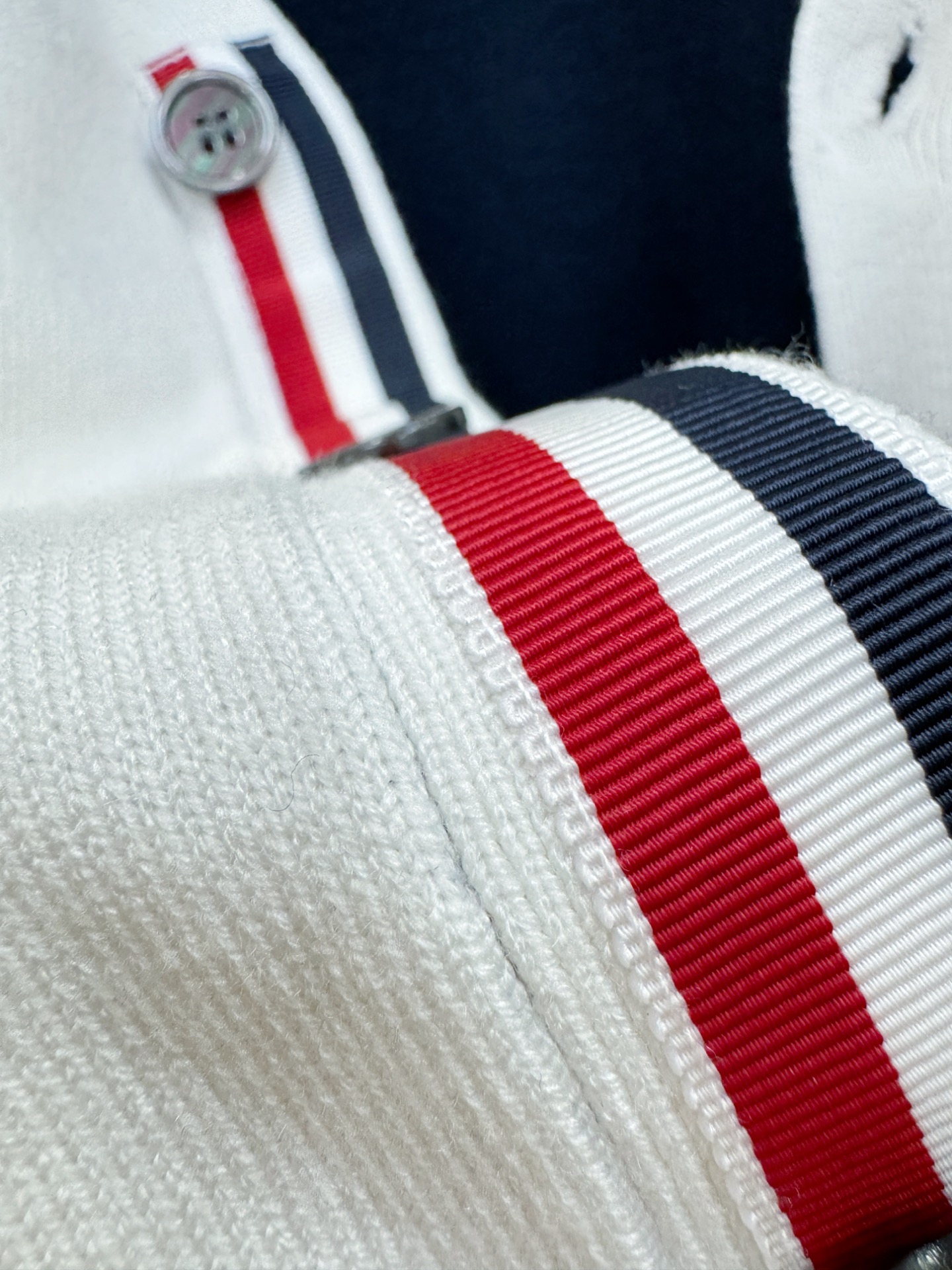 TB 2025新品爆款ss秋冬毛衣开衫 经典简约大气品牌图案设计针织毛衣，柔软细腻 非常舒服 。设计非常