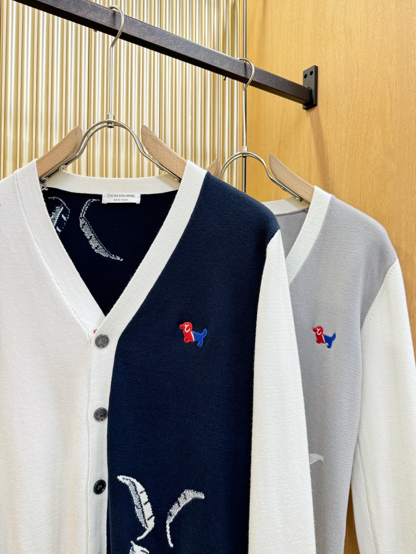 TB 2025新品爆款ss秋冬毛衣开衫 经典简约大气品牌图案设计针织毛衣，柔软细腻 非常舒服 。设计非常