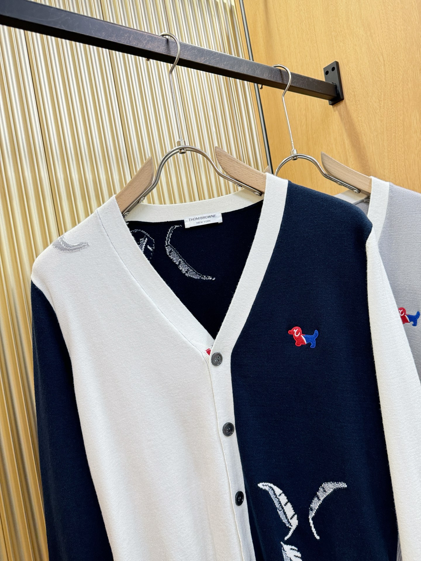 TB 2025新品爆款ss秋冬毛衣开衫 经典简约大气品牌图案设计针织毛衣，柔软细腻 非常舒服 。设计非常