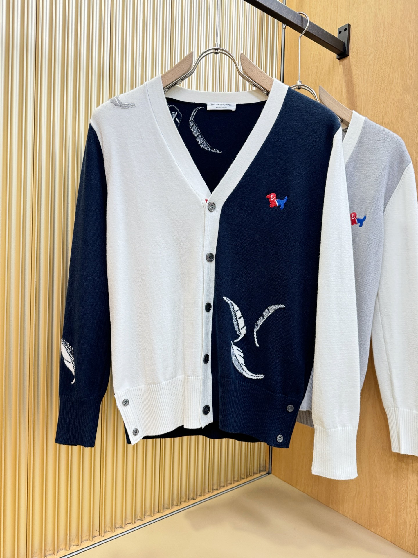 TB 2025新品爆款ss秋冬毛衣开衫 经典简约大气品牌图案设计针织毛衣，柔软细腻 非常舒服 。设计非常