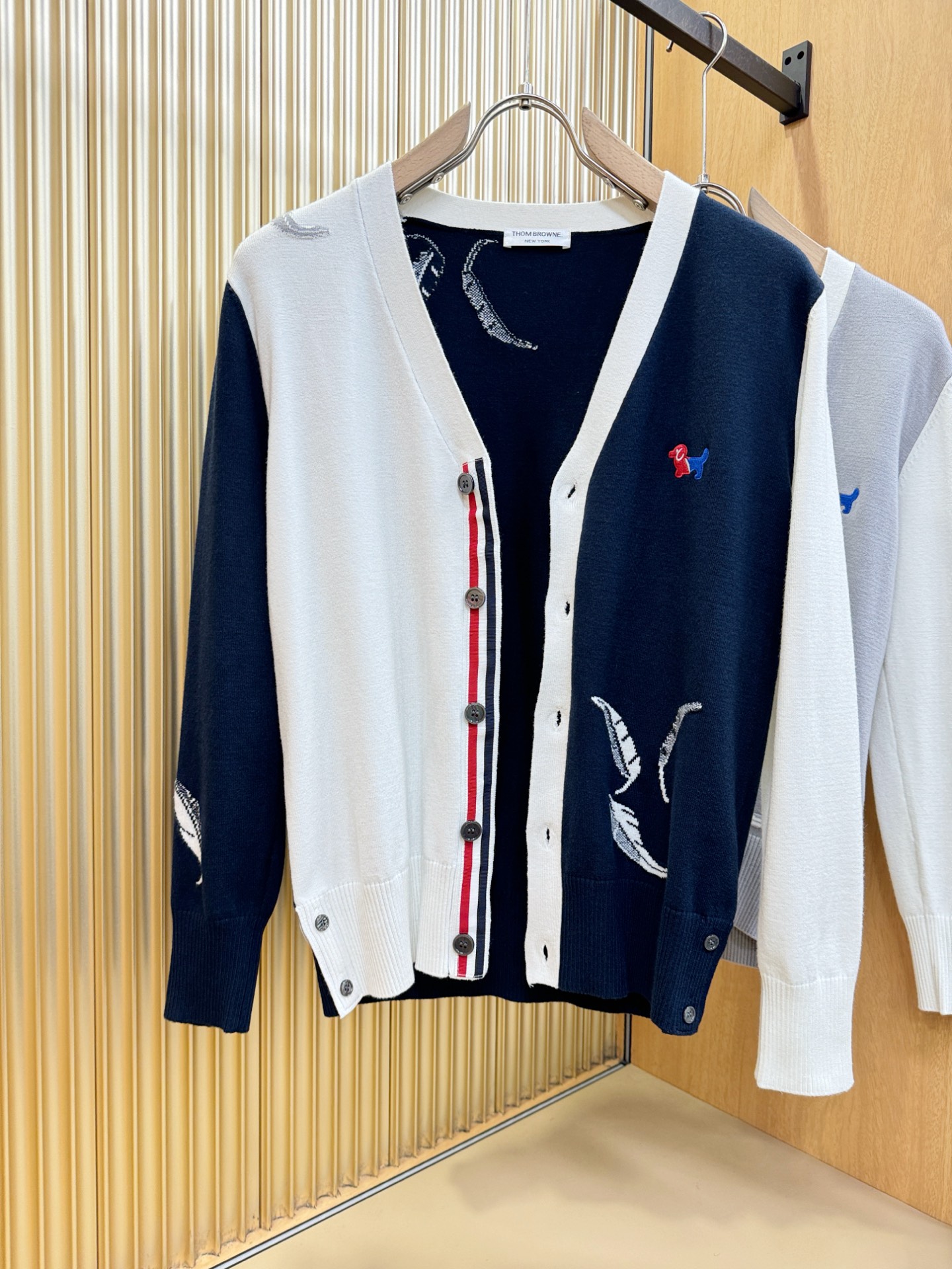 TB 2025新品爆款ss秋冬毛衣开衫 经典简约大气品牌图案设计针织毛衣，柔软细腻 非常舒服 。设计非常