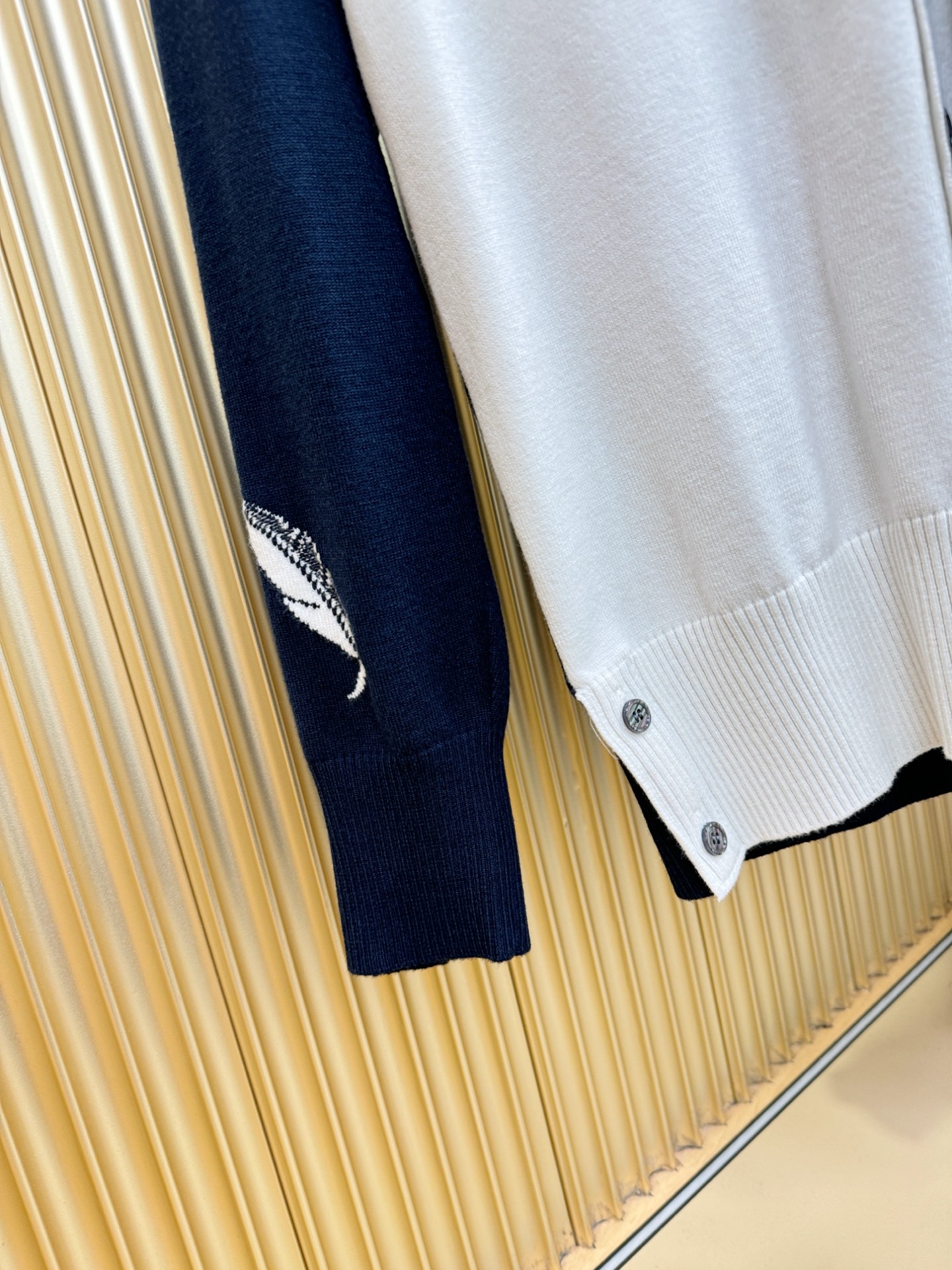 TB 2025新品爆款ss秋冬毛衣开衫 经典简约大气品牌图案设计针织毛衣，柔软细腻 非常舒服 。设计非常