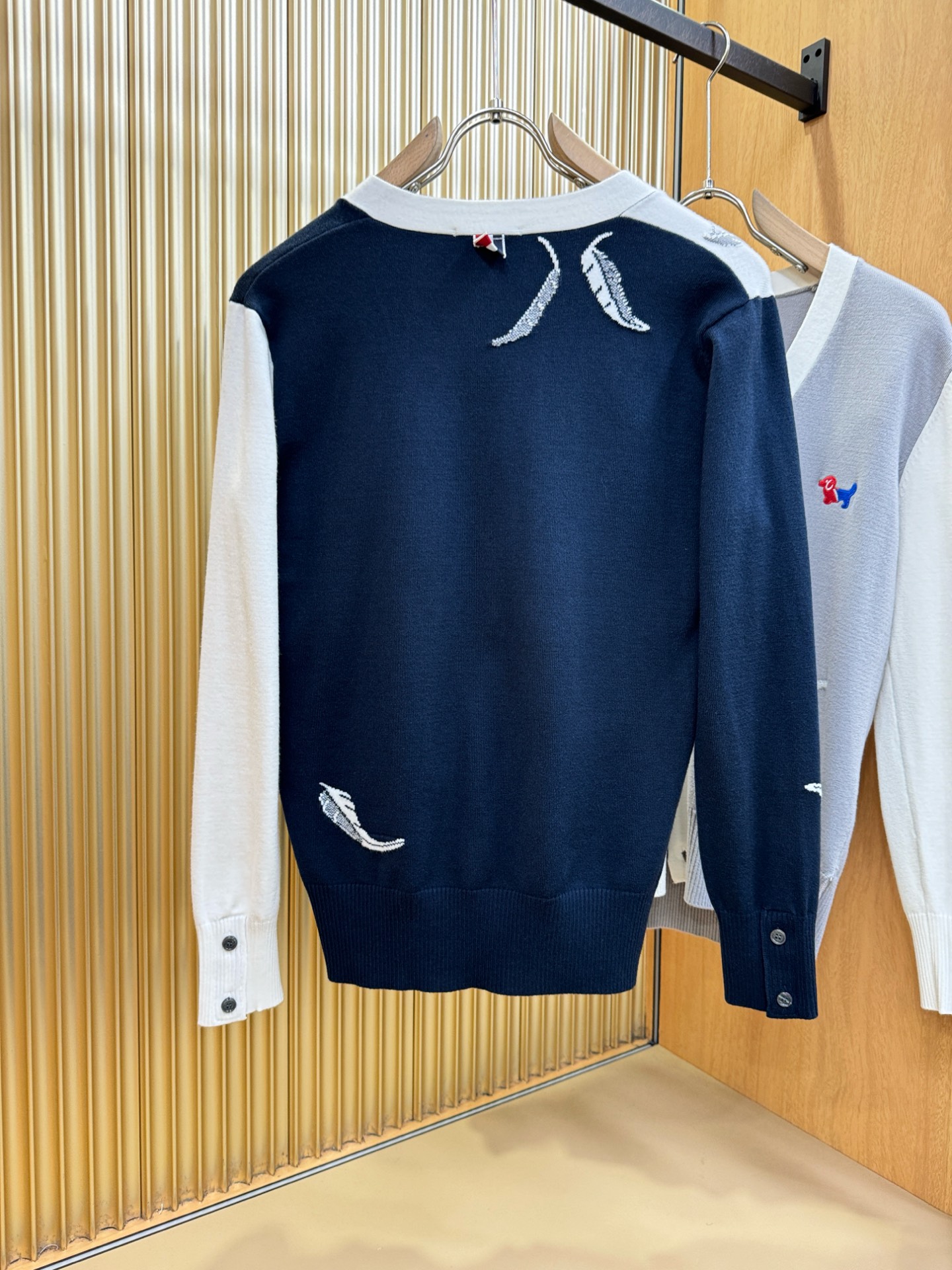 TB 2025新品爆款ss秋冬毛衣开衫 经典简约大气品牌图案设计针织毛衣，柔软细腻 非常舒服 。设计非常