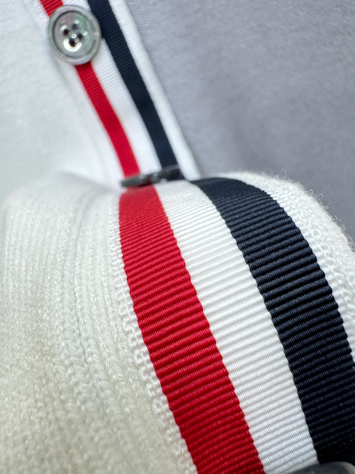 TB 2025新品爆款ss秋冬毛衣开衫 经典简约大气品牌图案设计针织毛衣，柔软细腻 非常舒服 。设计非常