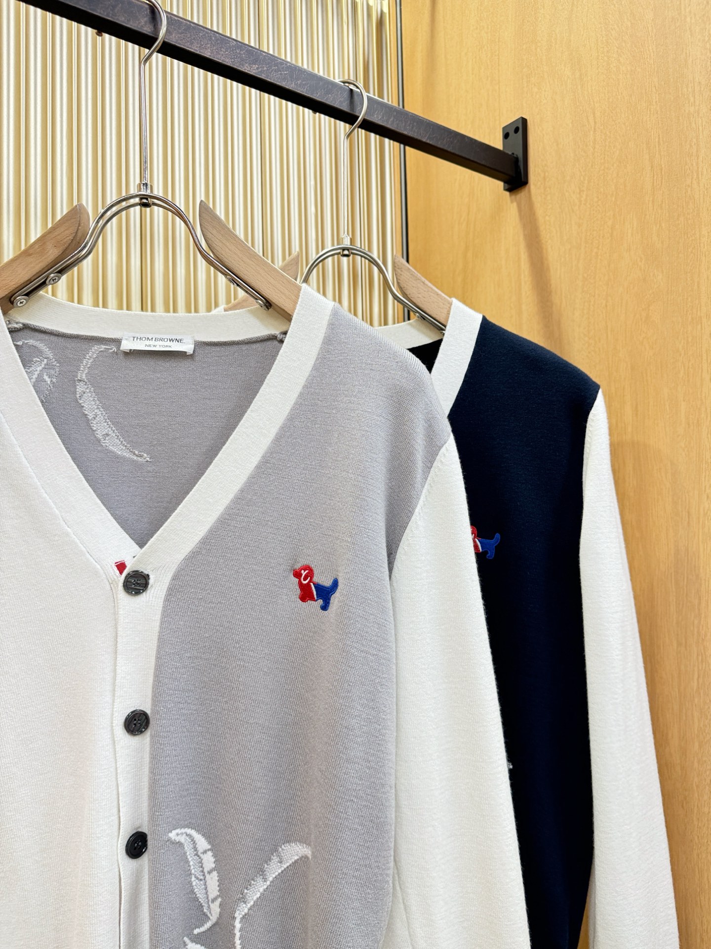 TB 2025新品爆款ss秋冬毛衣开衫 经典简约大气品牌图案设计针织毛衣，柔软细腻 非常舒服 。设计非常