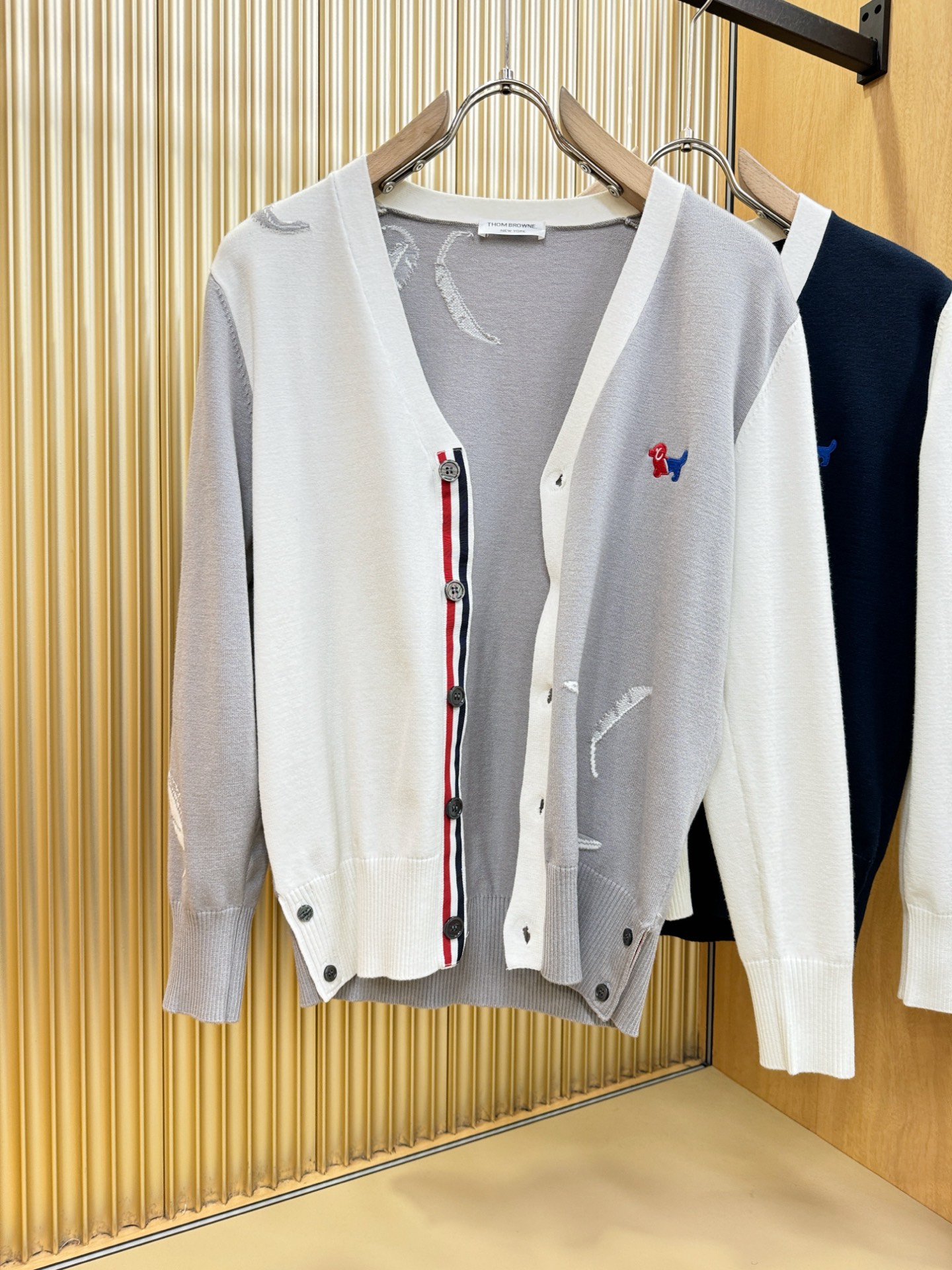 TB 2025新品爆款ss秋冬毛衣开衫 经典简约大气品牌图案设计针织毛衣，柔软细腻 非常舒服 。设计非常